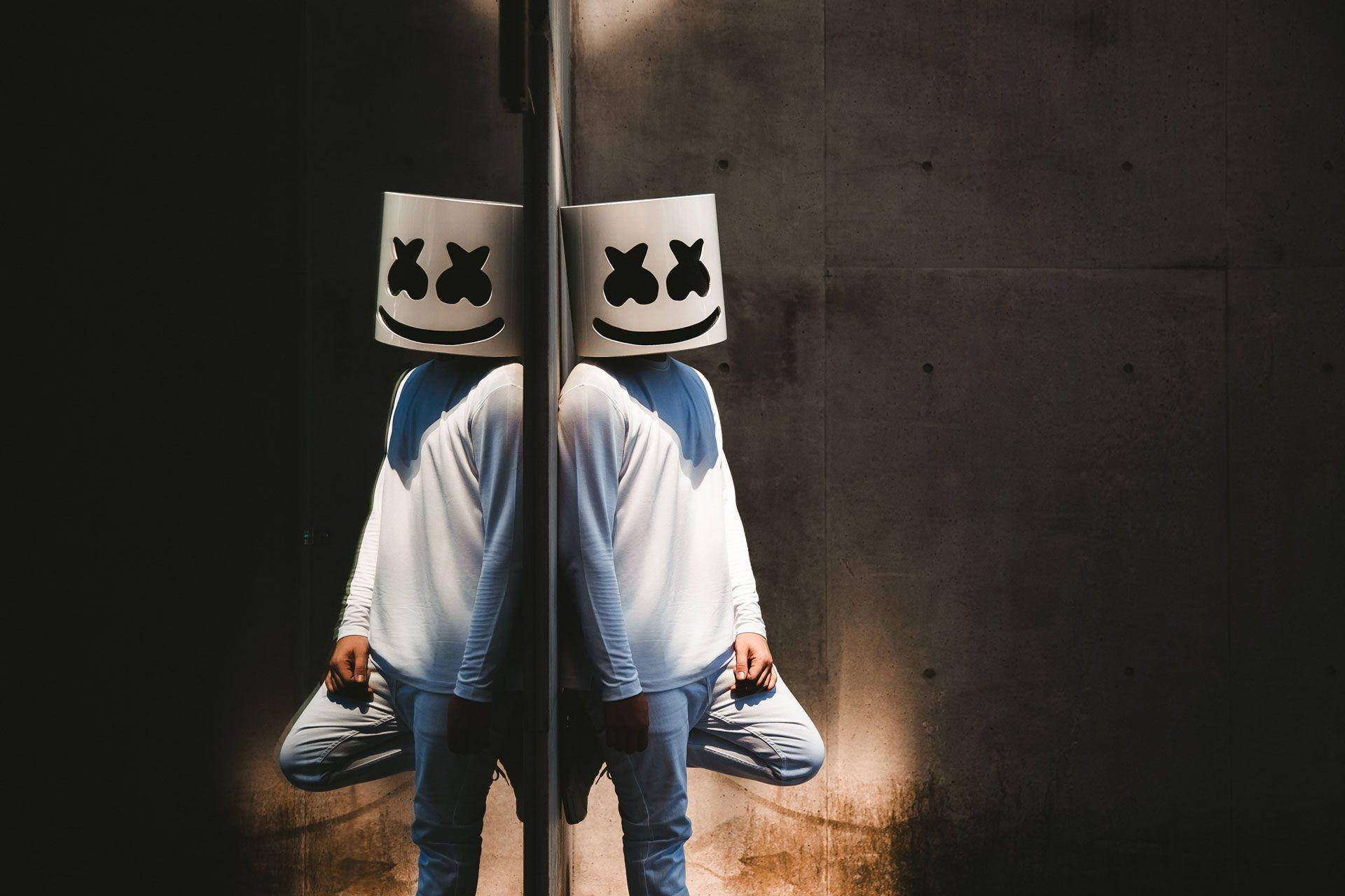 Marshmallow Dj 桌布 壁紙 — 兩個戴著標誌性白色棉花糖頭盔的人物，在戲劇性聚光燈照射下的混凝土牆前鏡像而坐。
