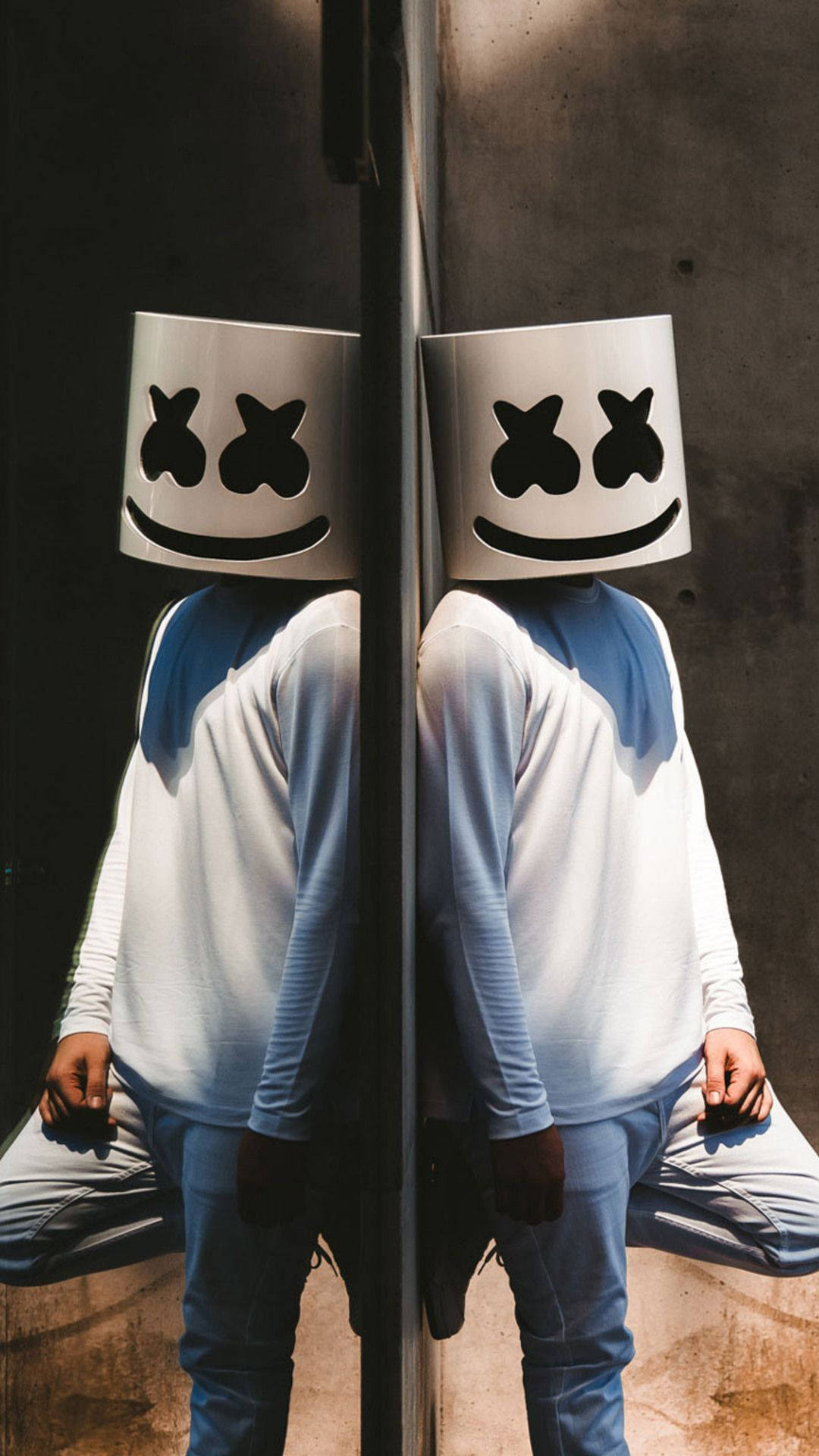 兩個戴著白色棉花糖頭盔的人背靠混凝土牆面對面而坐。 — Marshmello 動態圖 壁紙