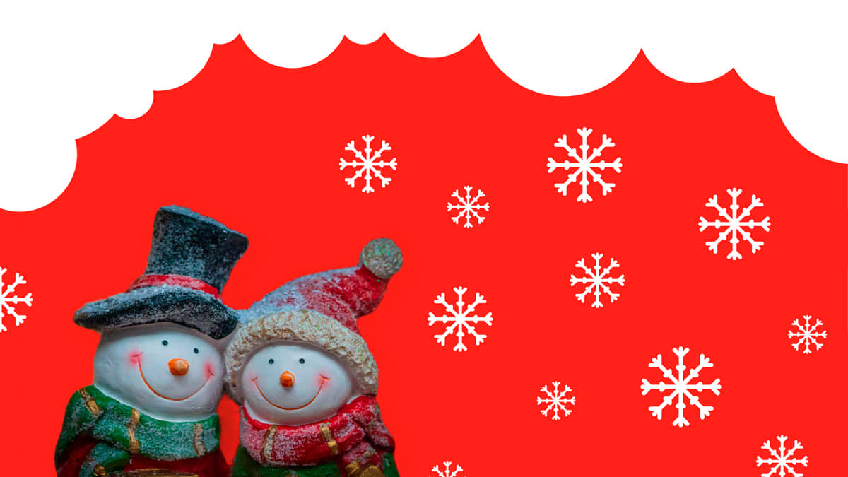 節日 桌布 壁紙 — 兩個戴著節日帽子和圍巾的快樂雪人公仔，站在帶有白色雪花的鮮紅色背景前。