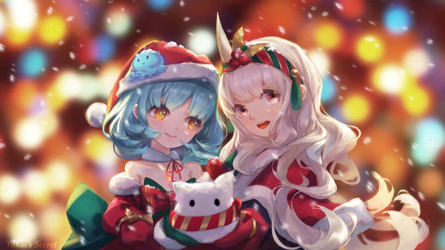 Anime Christmas 桌布 壁紙 — 兩個戴著節日帽子的動漫女孩在模糊的節日燈光背景下抱著一個雪人毛絨玩具。