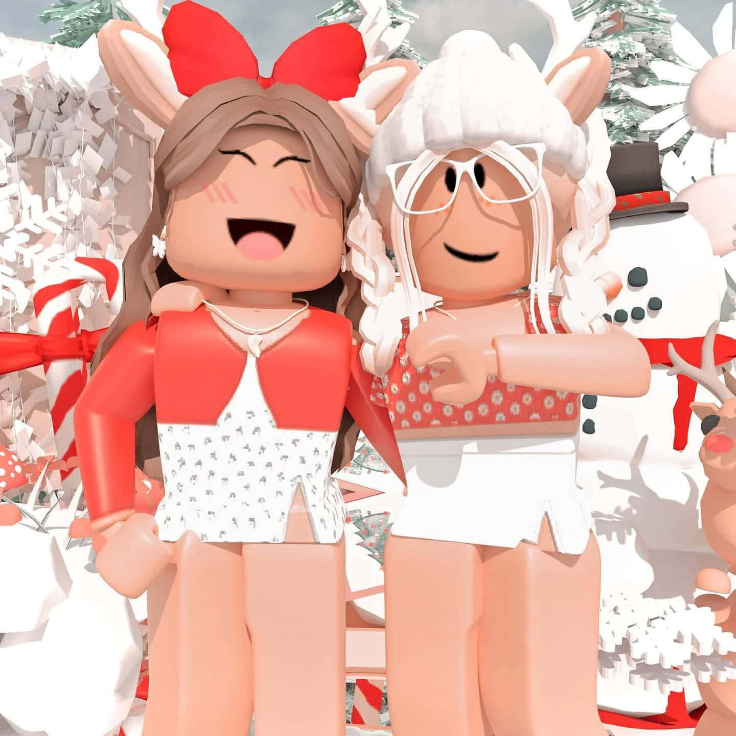 Roblox Avatar 桌布 壁紙 — 兩個戴著節日馴鹿耳朵的開心Roblox頭像，在雪白的節日裝飾和拐杖糖中快樂地擺姿勢。