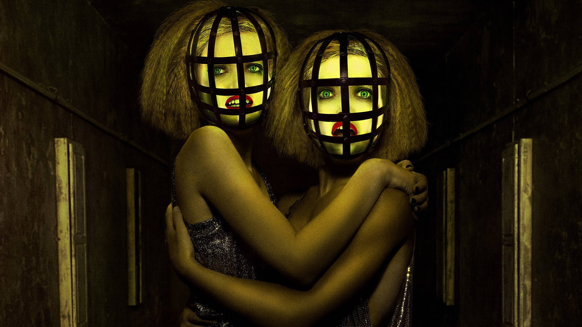 American Horror Story 桌布 壁紙 — 兩個戴著籠子面具、眼睛發出綠色光芒的人物，在昏暗的木質走廊中，在詭異的黃色燈光下擁抱。