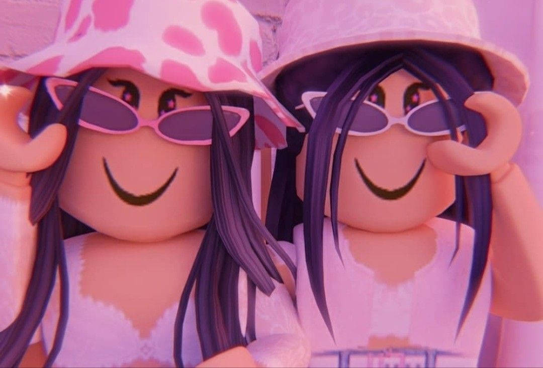Bff Roblox 桌布 壁紙 — 兩個戴著粉紅色帽子和太陽眼鏡的Roblox微笑頭像在柔和粉紅光下愉快地擺姿勢。
