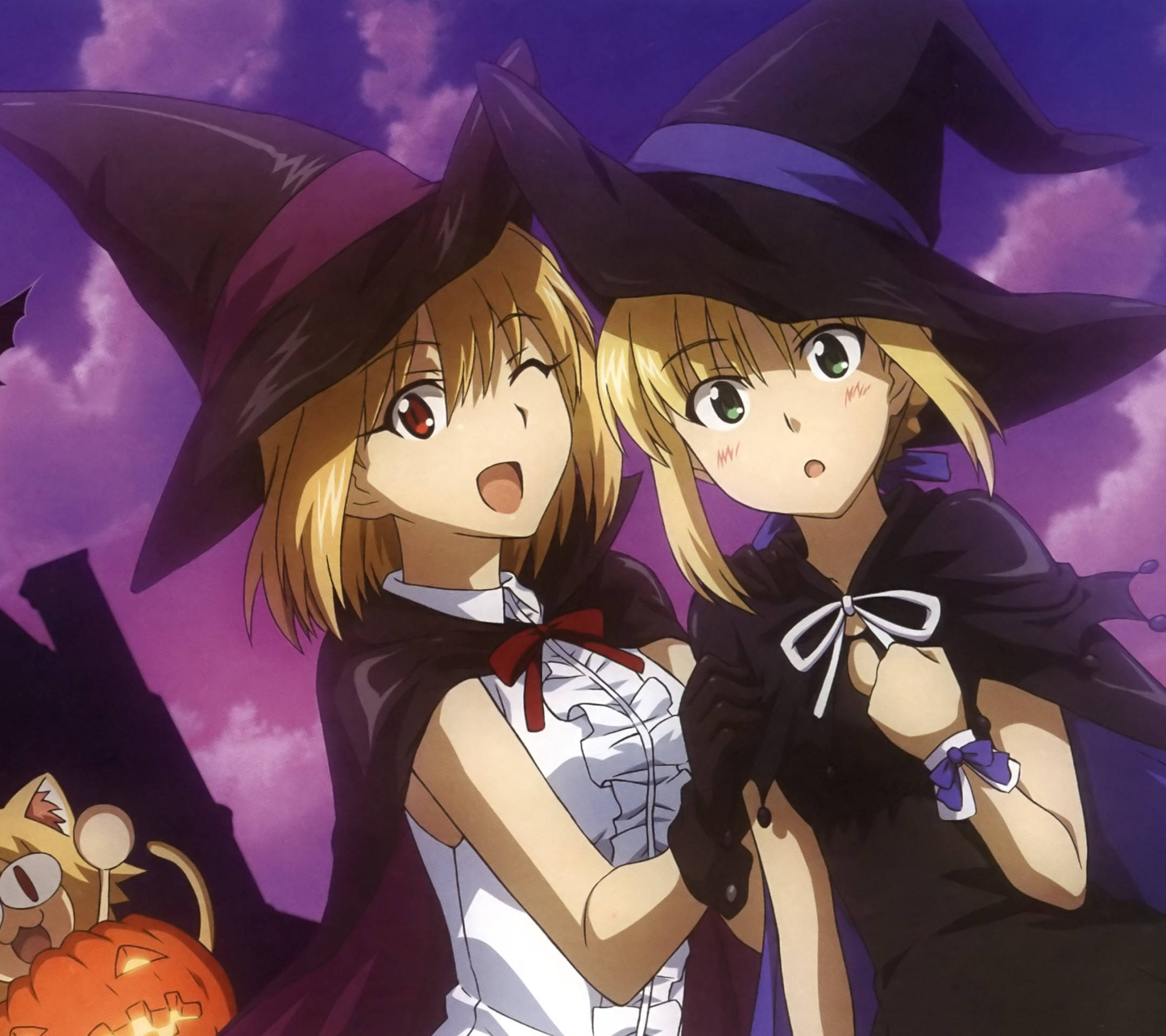 Anime Halloween 桌布 壁紙 — 兩個戴著紫色帽子的動漫女巫在黃昏的天空下微笑，旁邊有一個南瓜燈和一隻貓。
