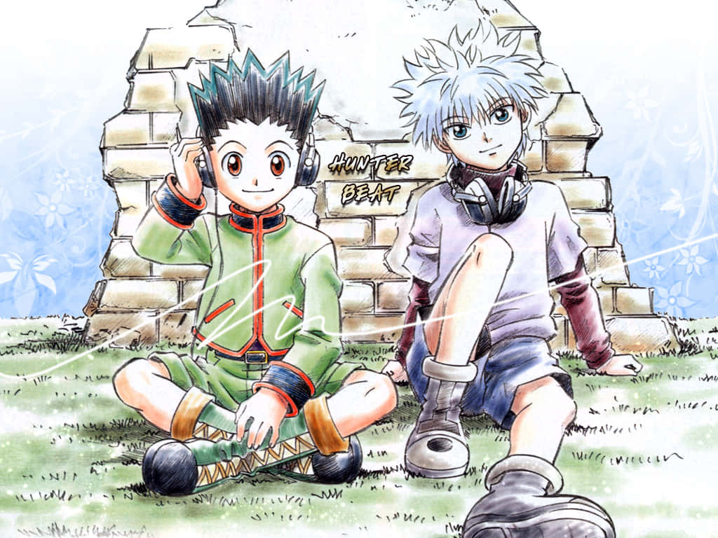 Shonen Anime 桌布 壁紙 — 兩個戴著耳機的動畫男孩在藍天下石頭廢墟前的草地上盤腿而坐。