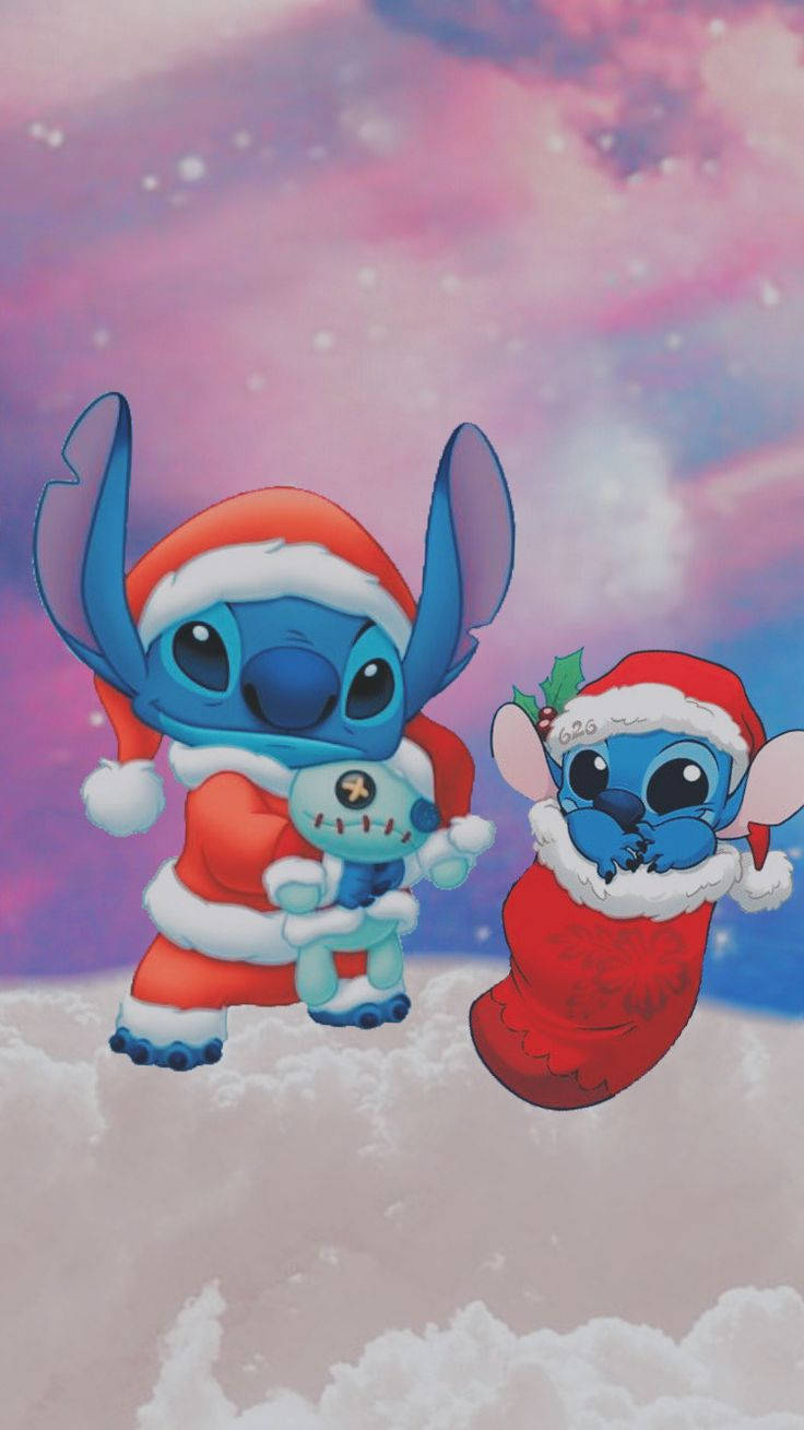 Stitch And Angel 桌布 壁紙 — 兩個戴著聖誕帽的節日史迪奇角色在粉紫色天空下漂浮在雪雲之上。