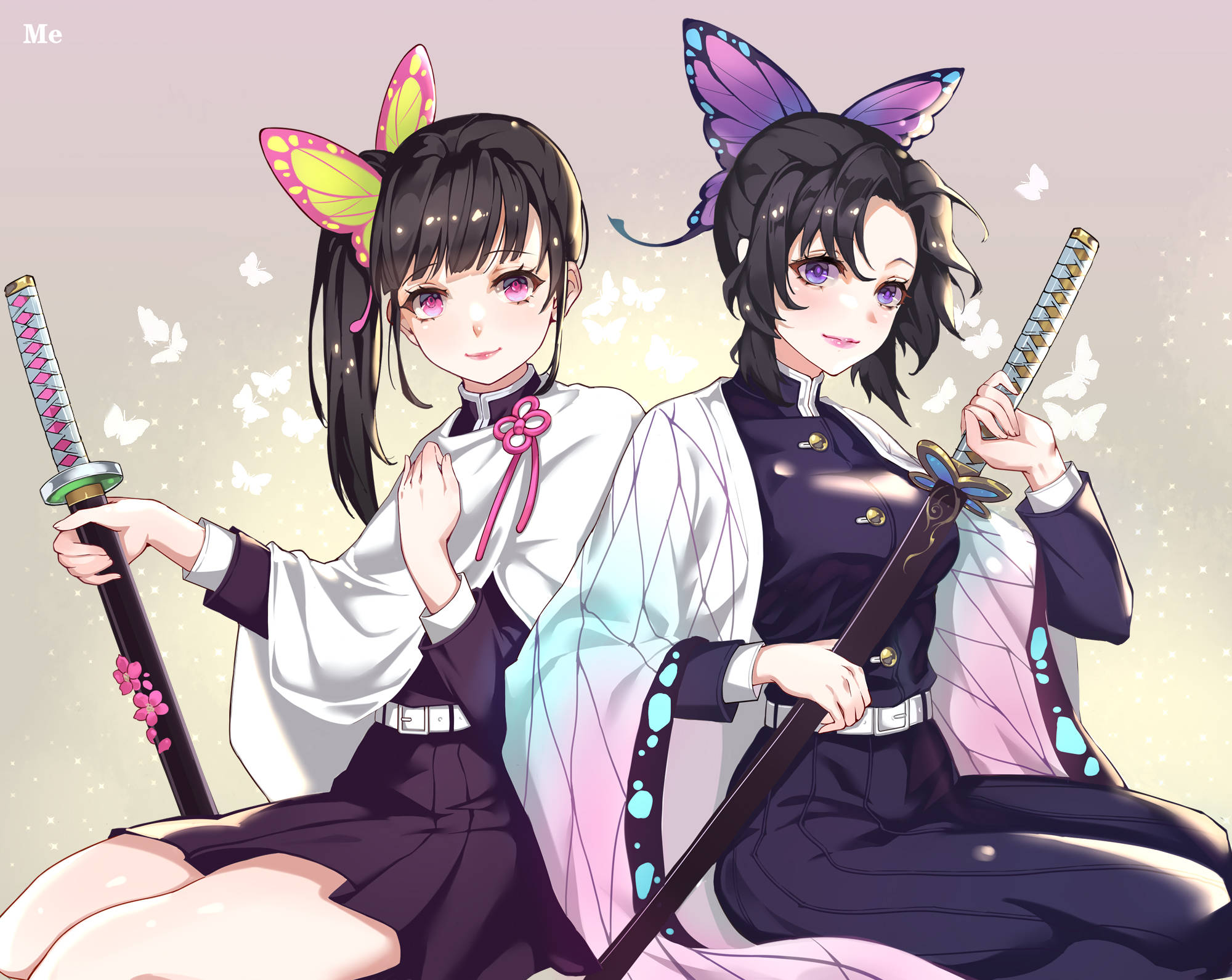 Shinobu 桌布 壁紙 — 兩個戴著蝴蝶髮飾的動漫女孩在柔和發光的背景和飛舞的蝴蝶中手持劍。