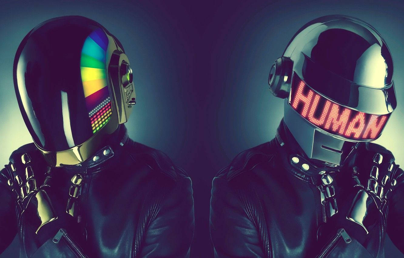 punk 桌布 壁紙 — 兩個戴著鉻合金頭盔的機器人形象，一個顯示彩虹光譜，另一個在黑暗背景上發出紅色人類文字的光芒。