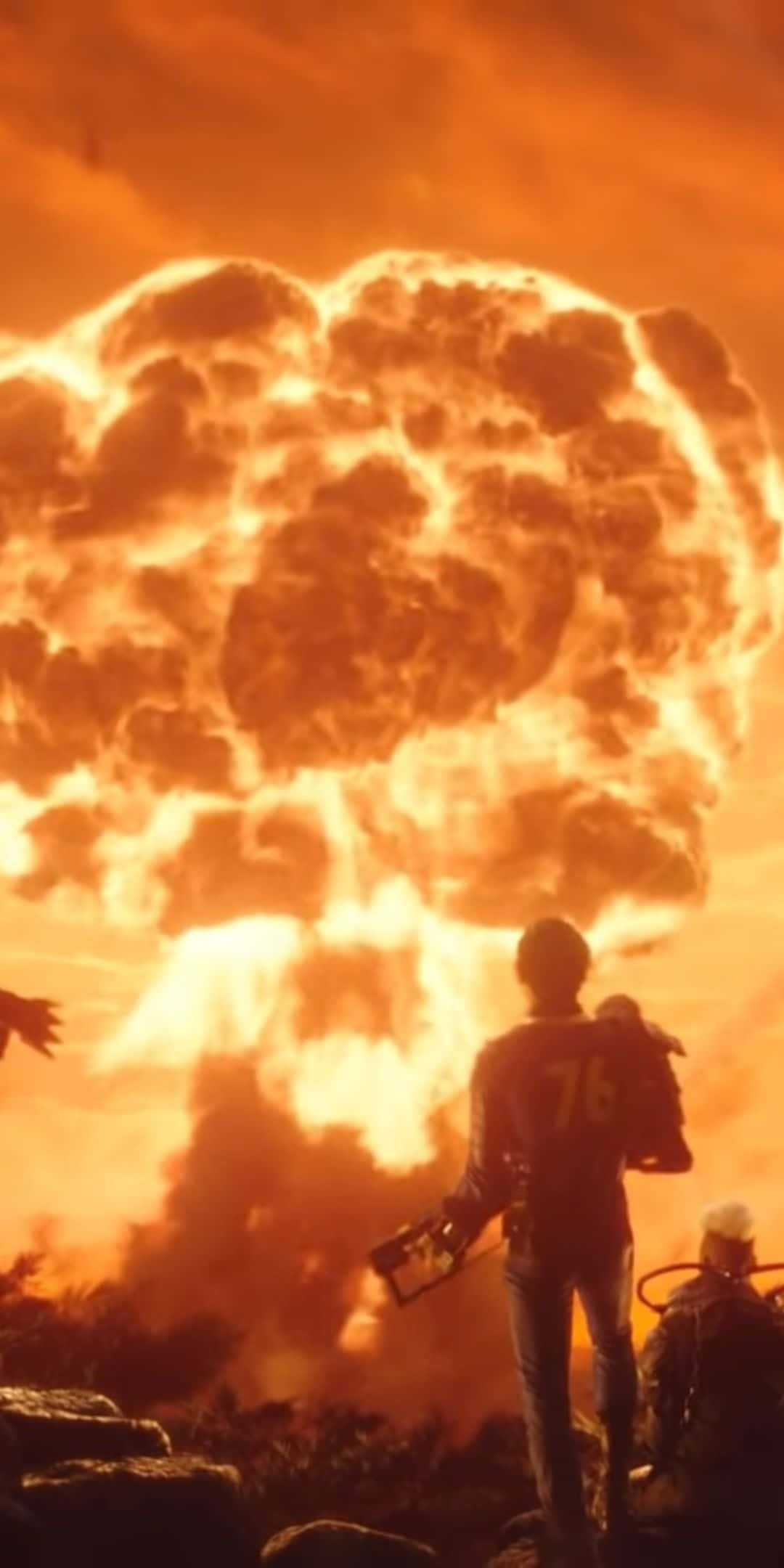 Pixel 3 Fallout 76 桌布 壁紙 — 兩個戴著防毒面具的人影站在一個巨大的火紅蘑菇雲前，蘑菇雲在燒焦的天空中發出橙色光芒。