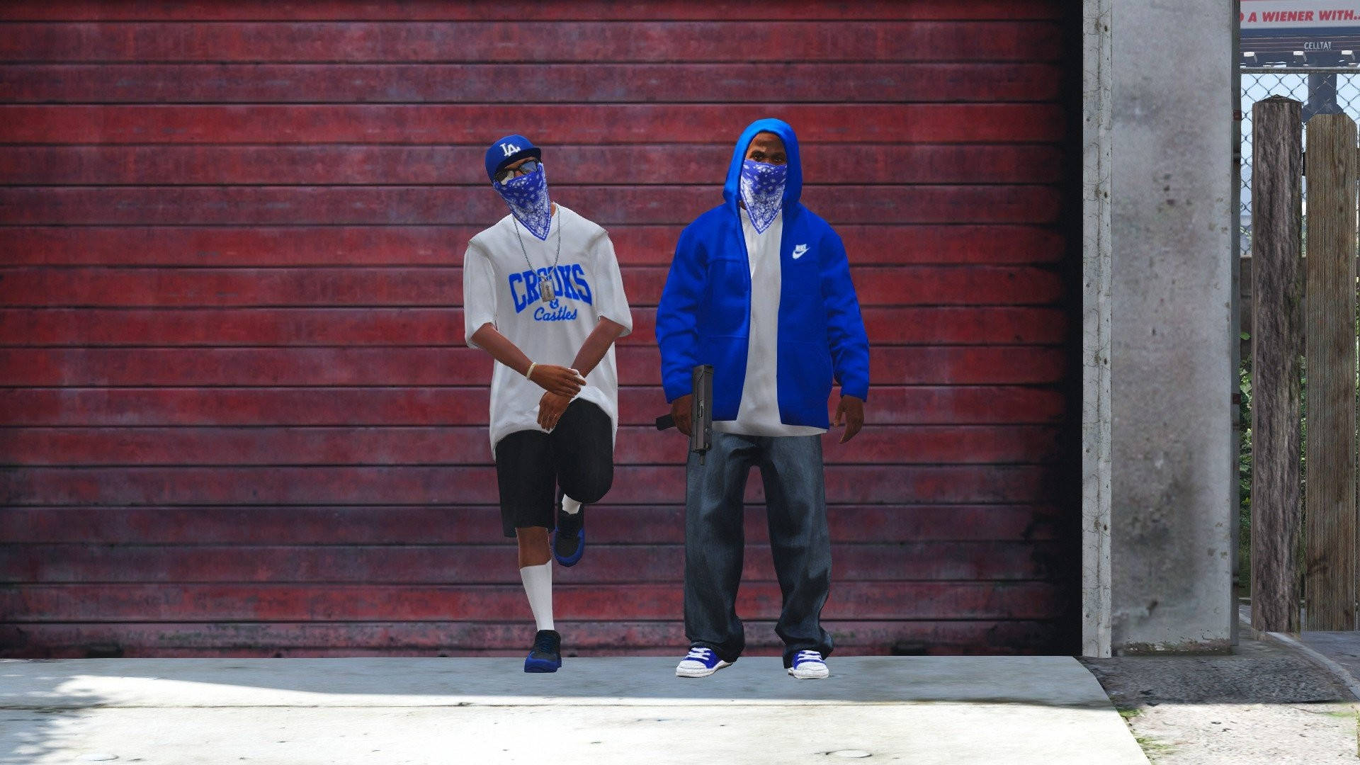 Crip 桌布 壁紙 — 兩個戴著面具、身穿街頭服飾的人物，在明亮的日光下站在一扇風化的紅色車庫門前。