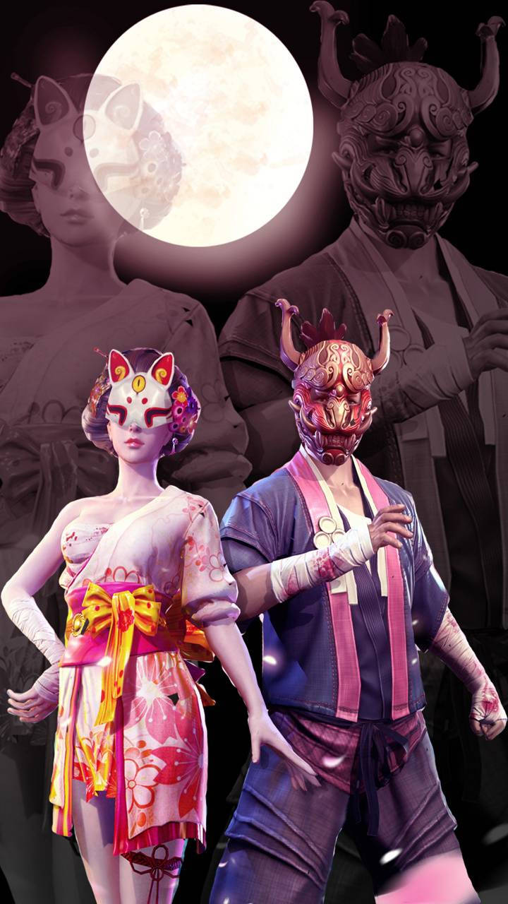 Free Fire Sakura 桌布 壁紙 — 兩個戴著面具的人物穿著鮮豔的傳統服飾，站在發光的滿月前，背景中有鬼影般的雕像。