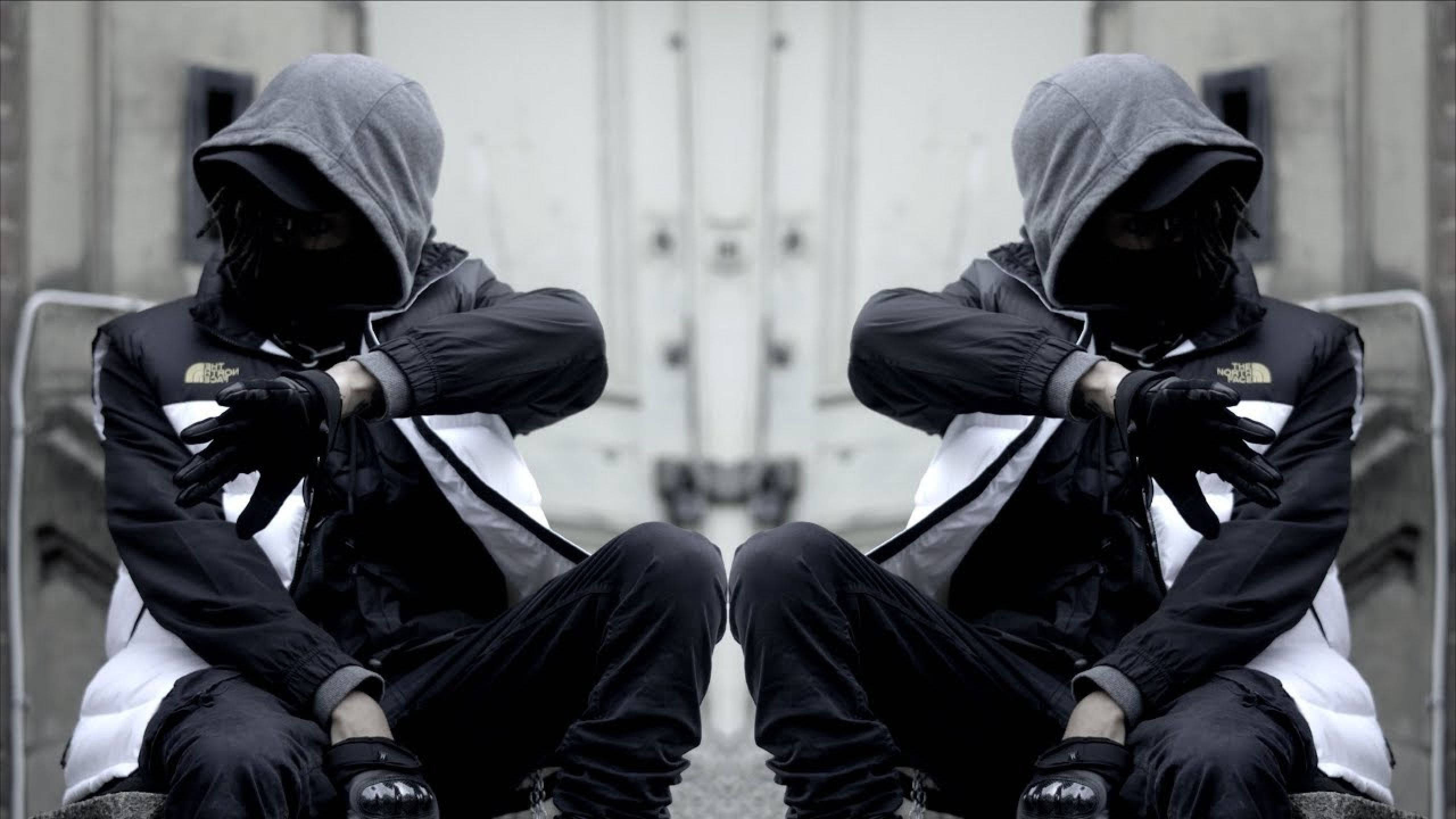 scarlxrd 桌布 壁紙 — 兩個戴連帽衫的人物，身穿黑白外套，坐在一個磨損的工業牆壁前的窗台上，形成鏡像。