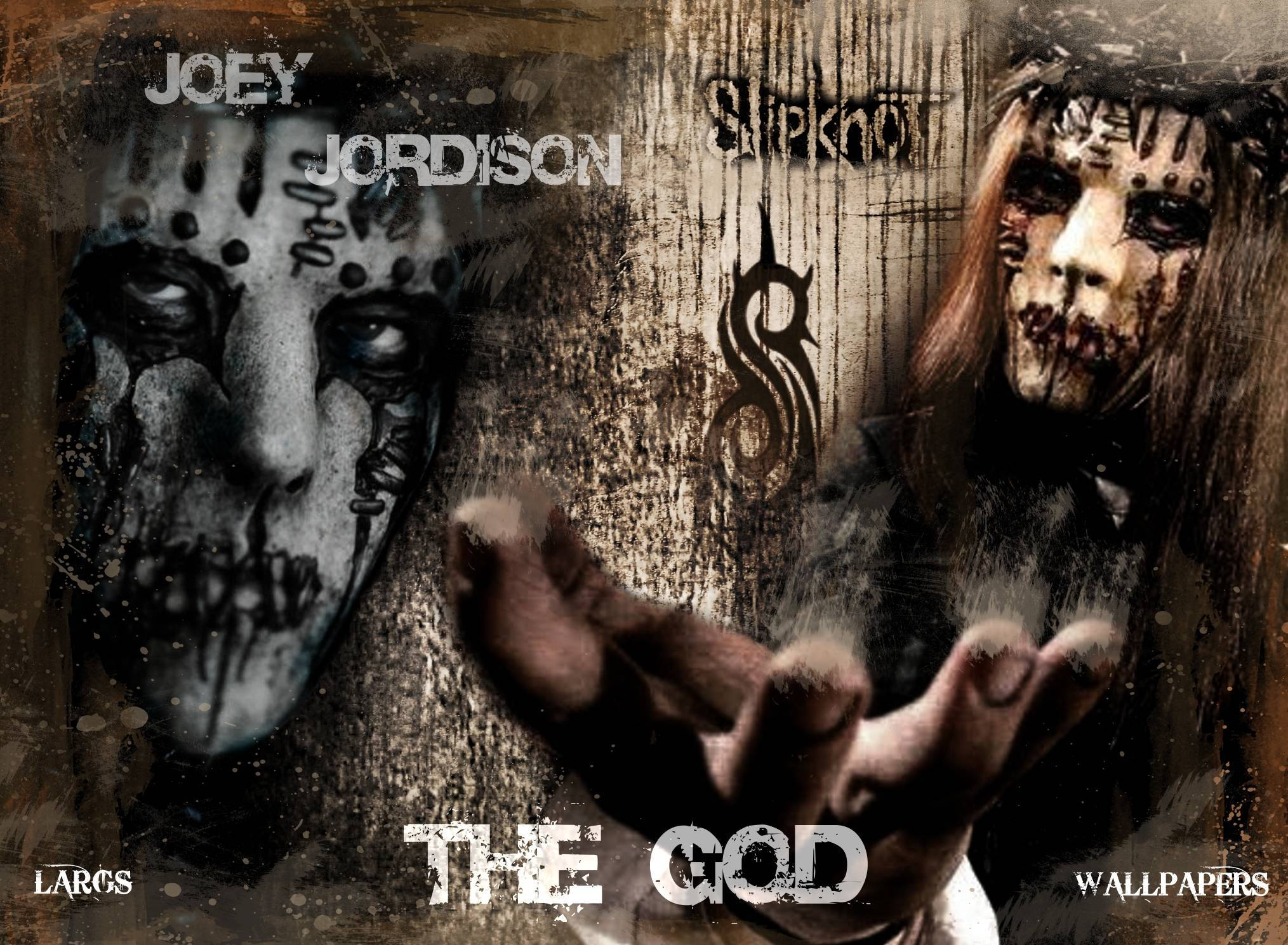 Joey Jordison 桌布 壁紙 — 兩個戴面具的人物，帶有怪誕的化妝和血跡般的污漬，站在有紋理的牆前，牆上有樂隊標誌和文字。