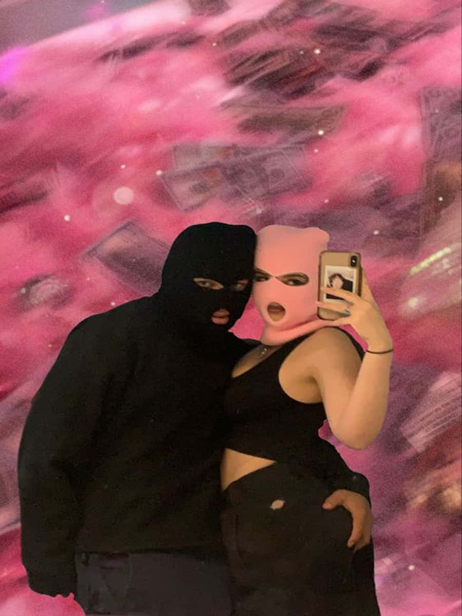 Ski Mask Girl 桌布 壁紙 — 兩個戴面具的人物在一個充滿漂浮美元鈔票的超現實粉紅色背景前自拍。