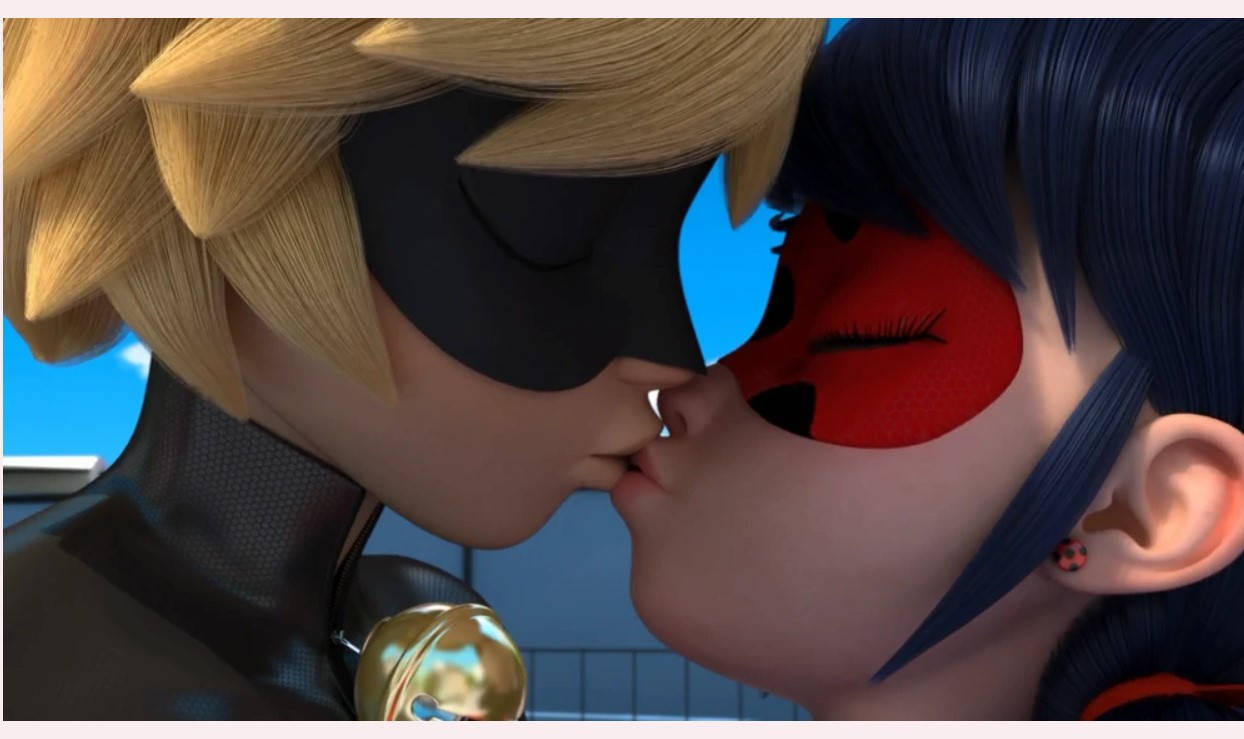 ladybug and cat noir kiss 桌布 壁紙 — 兩個戴面具的動畫超級英雄在明亮的藍色背景前親密接吻的特寫。