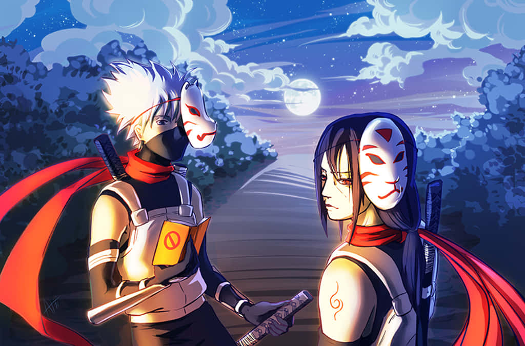 Kakashi And Itachi 桌布 壁紙 — 兩個戴面具的忍者在月光下的天空下，背後有旋轉的雲和森林小徑，面對面站著。