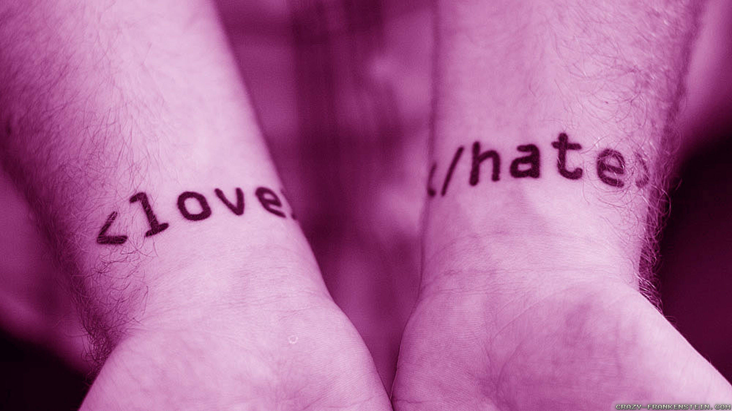 Hate Love 桌布 壁紙 — 兩個手腕上有刺青，在紫色燈光下顯示<love>和</hate>。