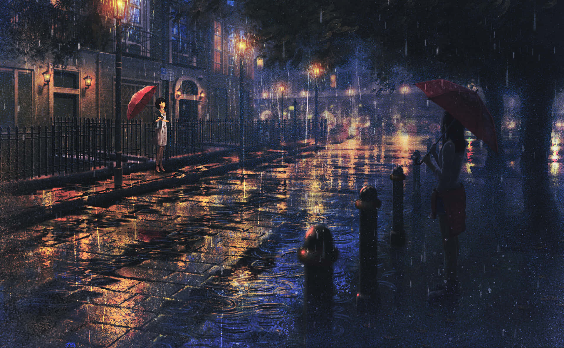動漫 桌布 壁紙 — 兩個拿著紅色雨傘的身影在夜晚穿過被雨水浸透的城市街道，溫暖的路燈照射在濕漉漉的鵝卵石上反射出光芒。
