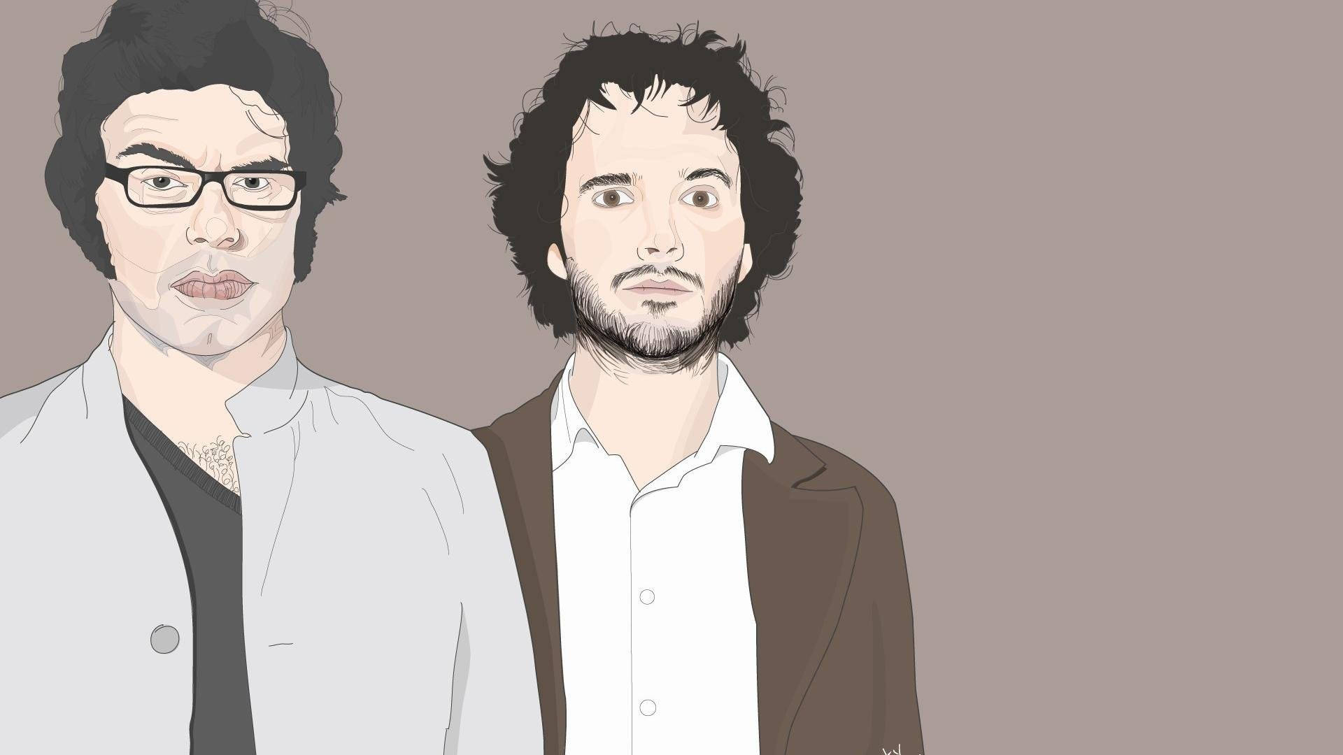 Flight Of The Conchords 桌布 壁紙 — 兩個插圖中的男人，深色頭髮，表情豐富，並肩站在柔和的棕色背景前。
