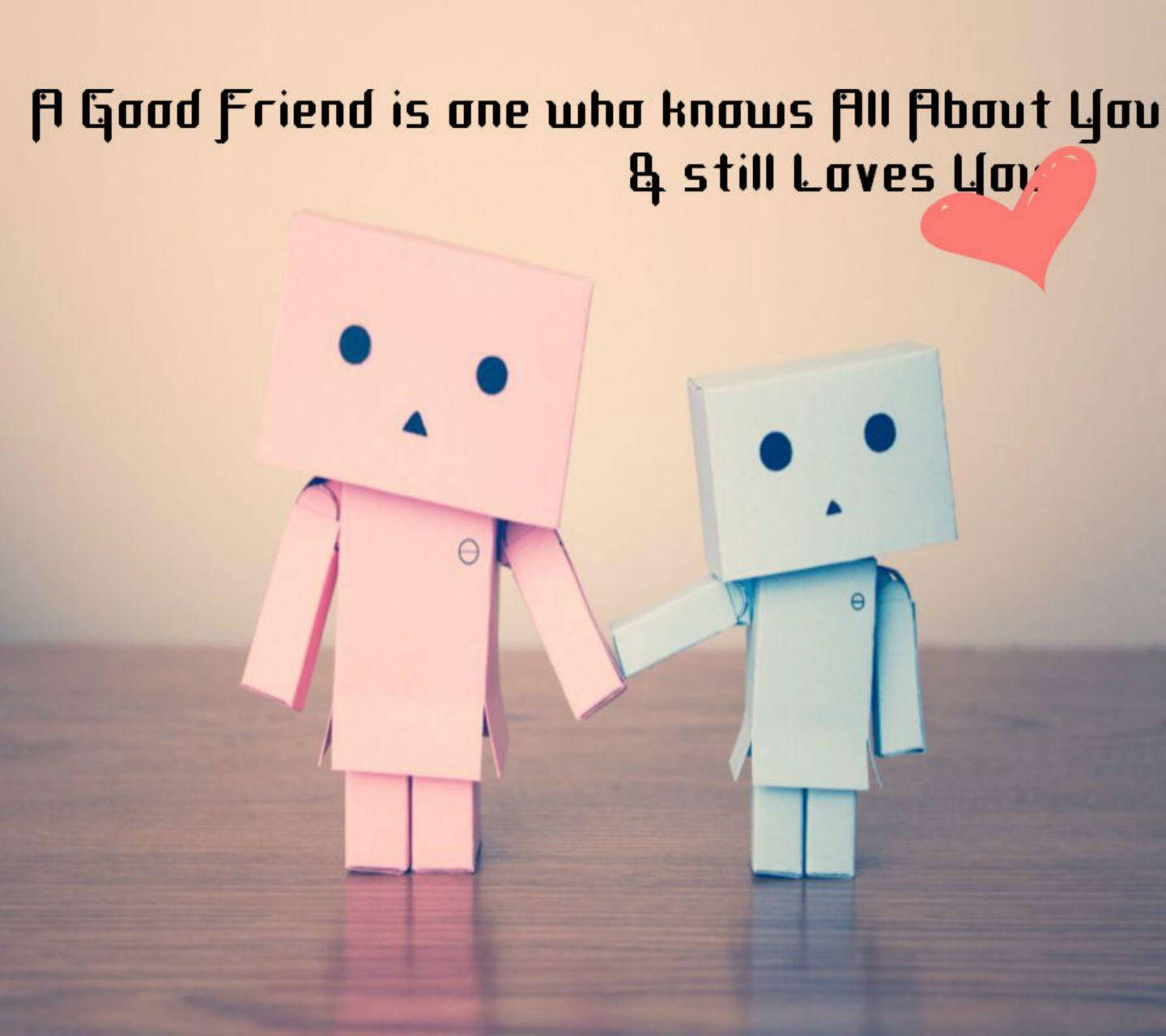 Friendship 桌布 壁紙 — 兩個摺紙朋友在木質表面上，在柔和溫暖的光線下手牽手，附有真摯的引言和心形圖案。
