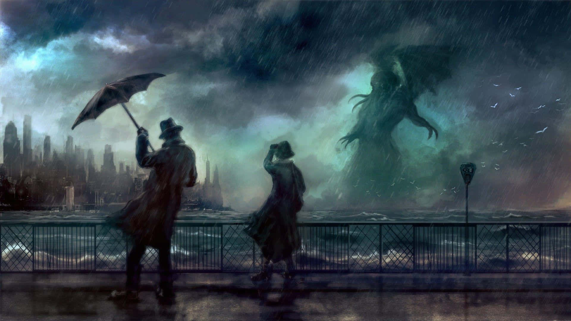 克蘇魯 桌布 壁紙 — 兩個撐著雨傘的人站在濕滑的碼頭上，看著一個巨大的綠色怪物從城市天際線附近的暴風雨中升起。