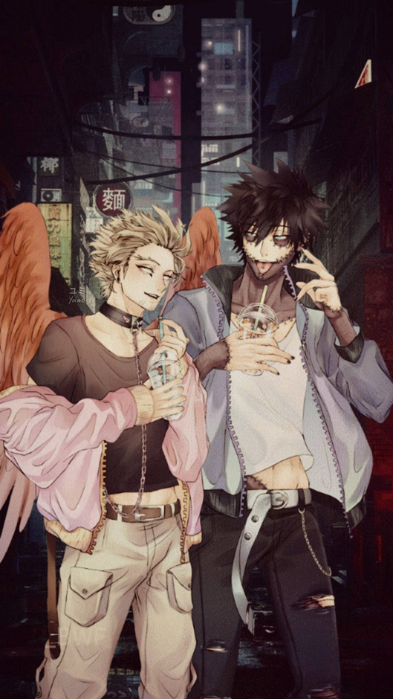 Hawks My Hero Academia 桌布 壁紙 — 兩個擁有天使翅膀的動漫男孩在夜晚霓虹燈照亮的城市小巷中喝飲料。