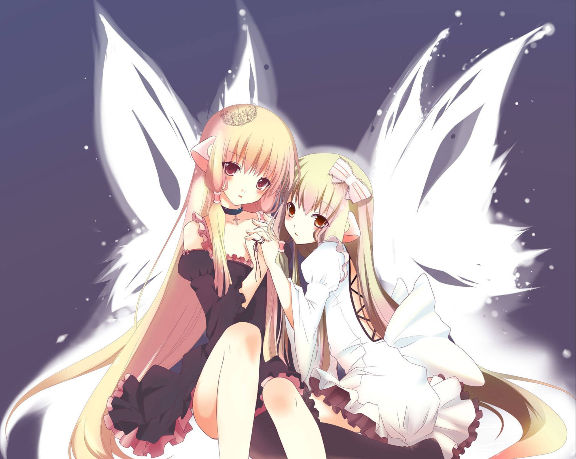 Chobits 桌布 壁紙 — 兩個擁有巨大白色翅膀的動漫女孩，在繁星點點的紫色背景下緊靠而坐。