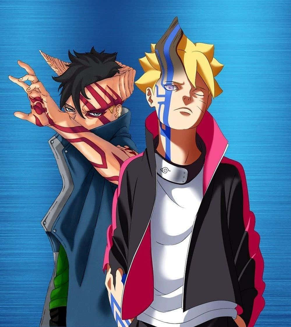 Boruto Vs Kawaki 桌布 壁紙 — 兩個擁有獨特標記和動態姿勢的動漫角色，站在帶有紋理的藍色背景前。