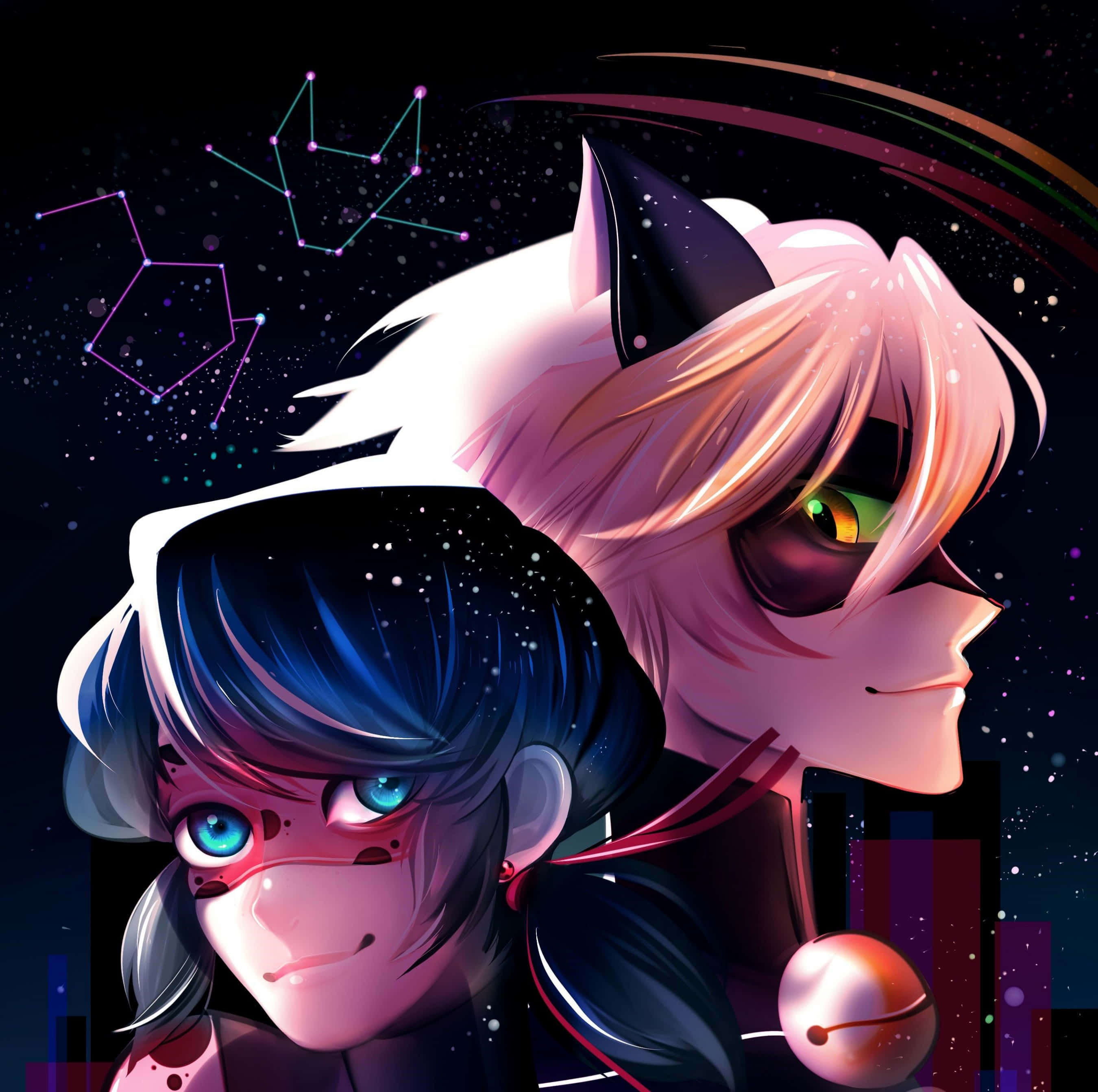 Miraculous 桌布 壁紙 — 兩個擁有發光眼睛和貓耳的動漫角色，在一個有星座和行星的星空宇宙背景下凝視。