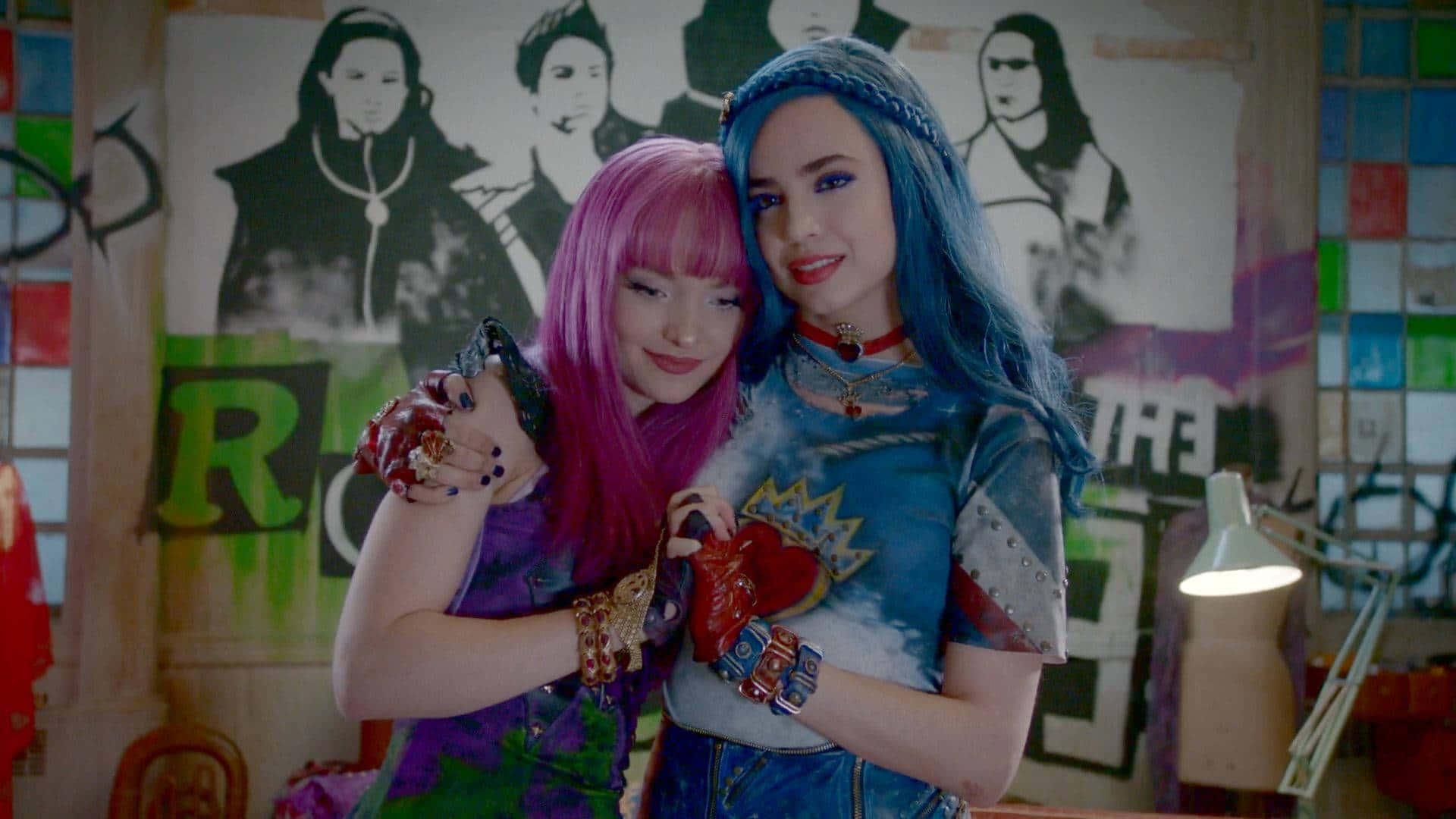 Descendants 桌布 壁紙 — 兩個擁有粉紅色和藍色頭髮的女孩在一個被塗鴉覆蓋、由檯燈照亮的房間裡擁抱。