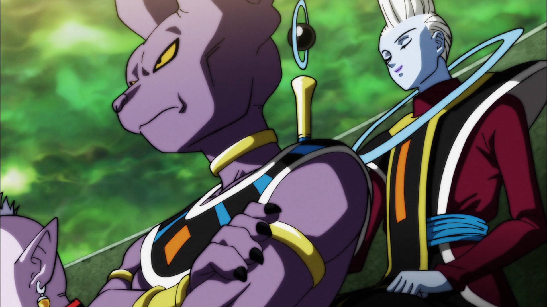Beerus 桌布 壁紙 — 兩個擁有紫色和藍色皮膚的動漫角色自信地站在發光的綠色背景前。