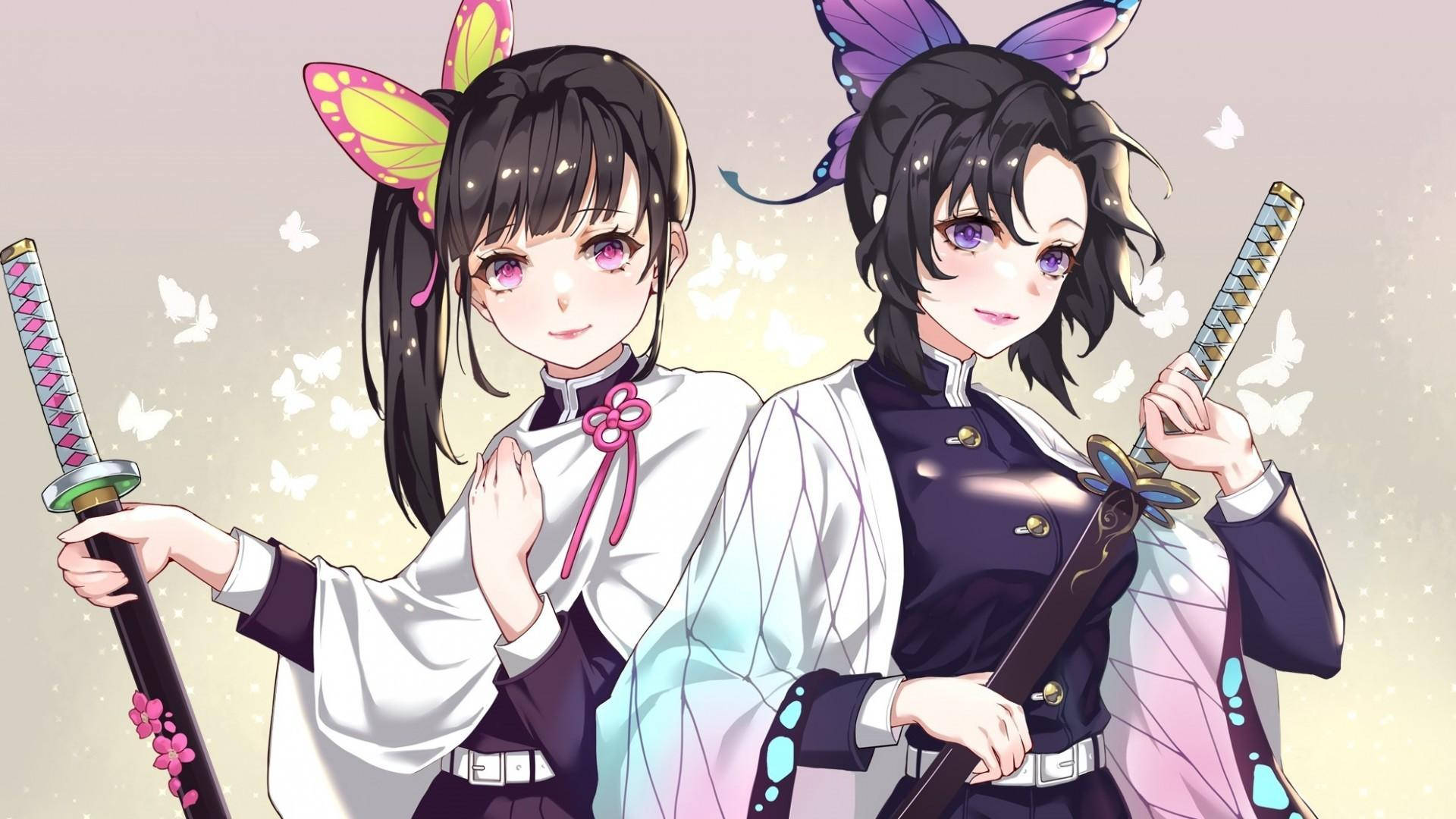 動漫女孩 桌布 壁紙 — 兩個擁有蝴蝶翅膀和劍的動漫女孩，站在柔和粉彩光線中漂浮的蝴蝶之間。