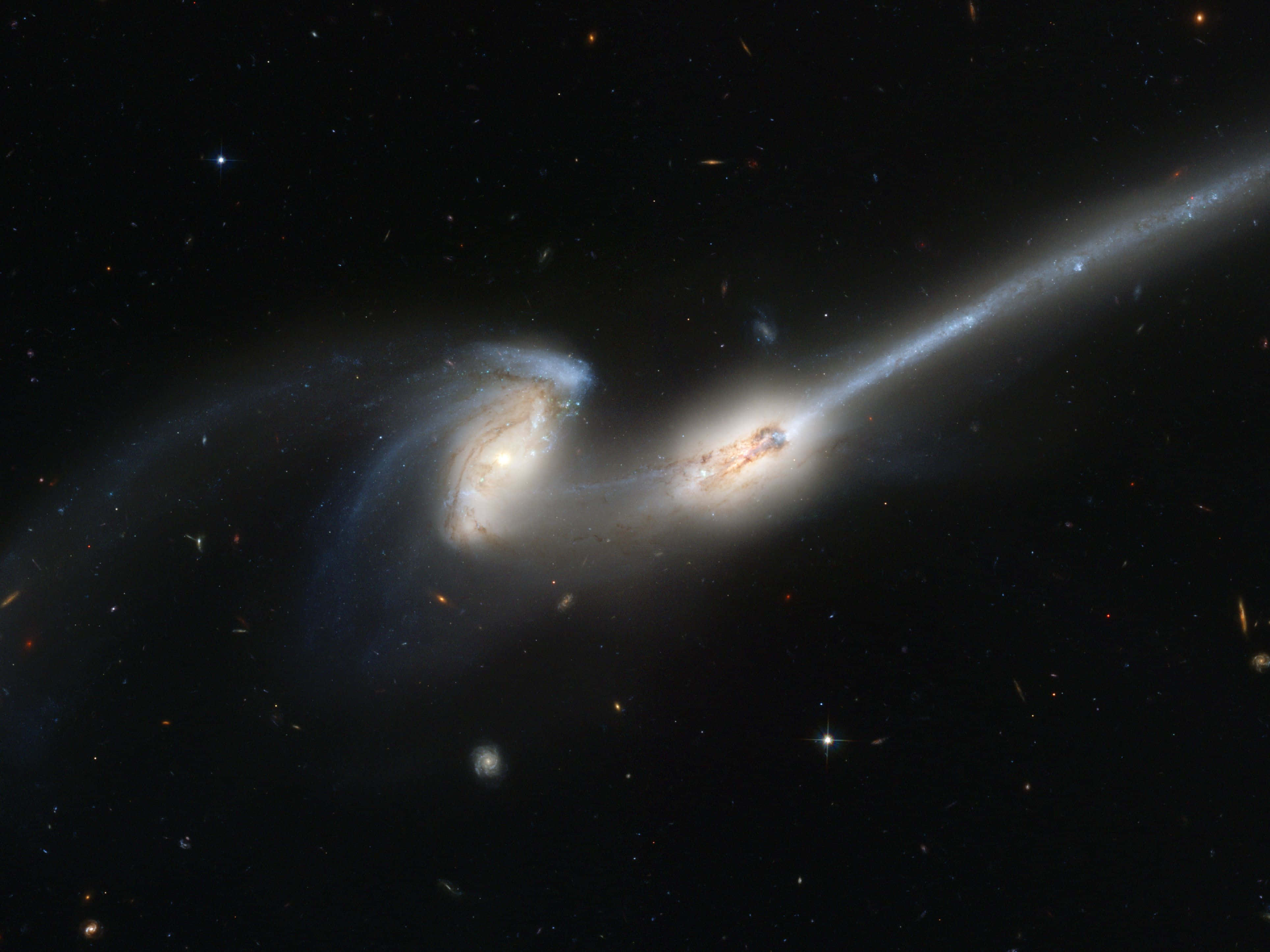宇宙 桌布 壁紙 — 兩個星系在宇宙舞蹈中碰撞，旋轉的塵埃和燦爛星光對抗虛空。