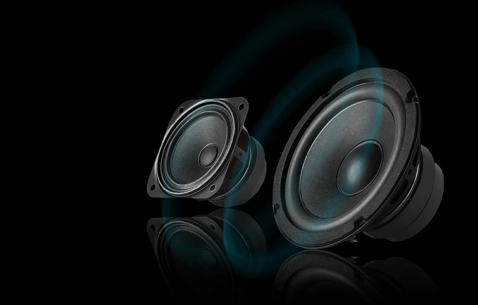 sound wave 桌布 壁紙 — 兩個時尚的黑色揚聲器在黑暗的反光表面上發出發光的青綠色聲波。