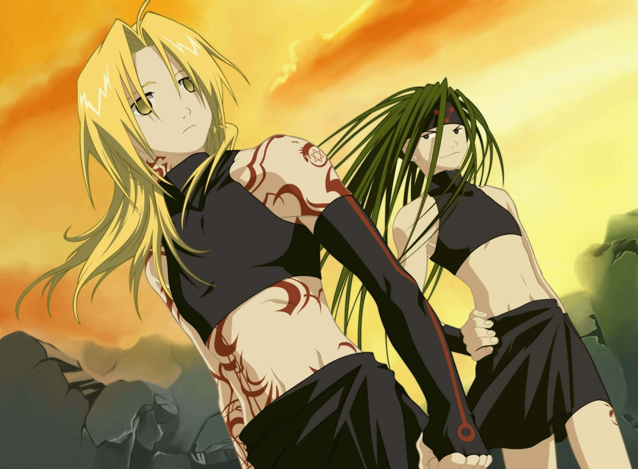 Fullmetal Alchemist Envy 桌布 壁紙 — 兩個有刺青的動漫女孩站在岩石地形上，背景是熾熱的日落天空。