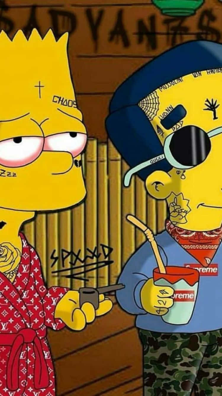 Simpsons Aesthetic 桌布 壁紙 — 兩個有刺青的辛普森角色穿著奢華街頭服飾，手持飲料和煙斗，在塗鴉牆前擺姿勢。