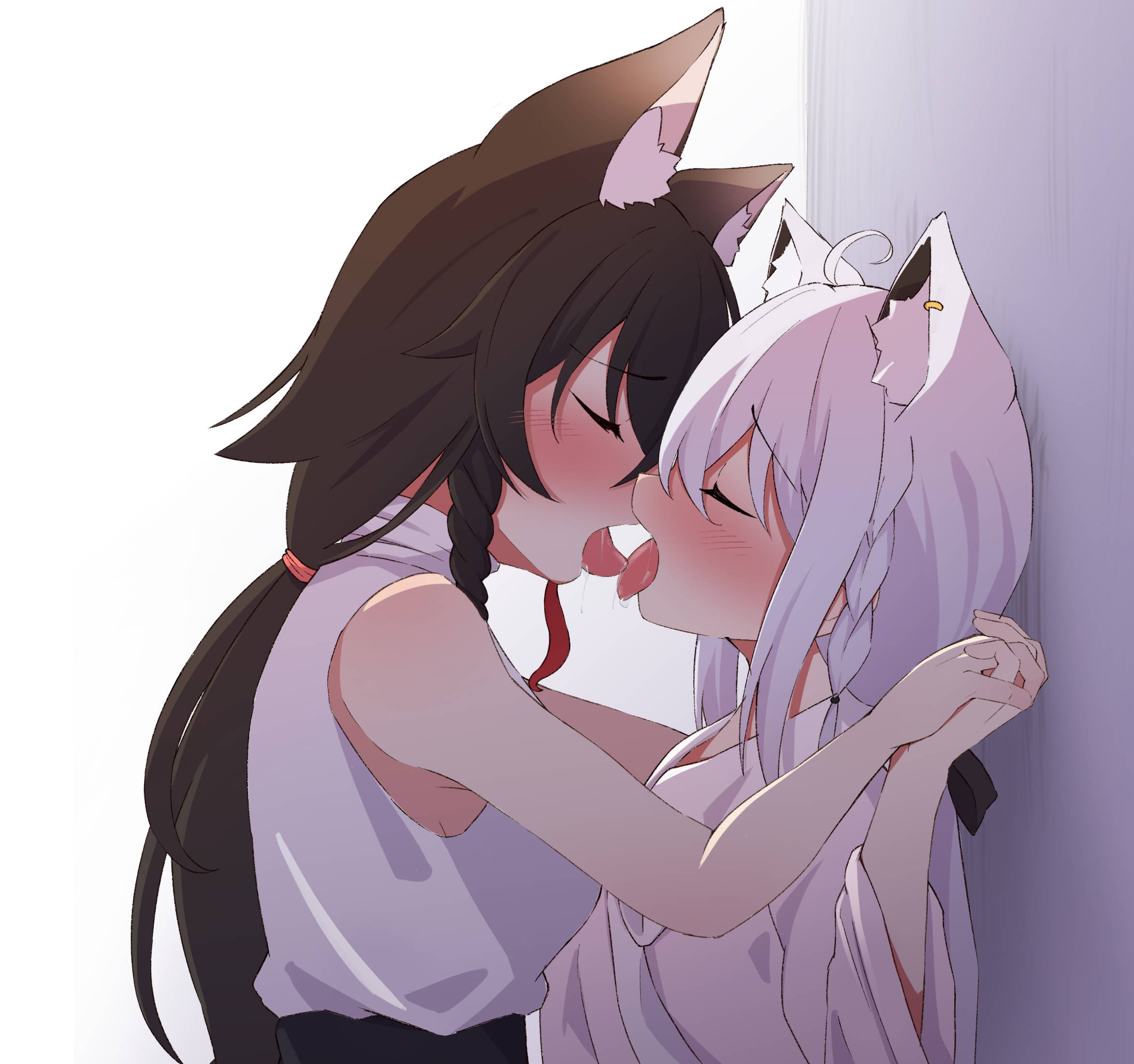 anime kiss 桌布 壁紙 — 兩個有狐狸耳朵的動漫女孩在柔和粉彩燈光下，靠著素牆熱情接吻。