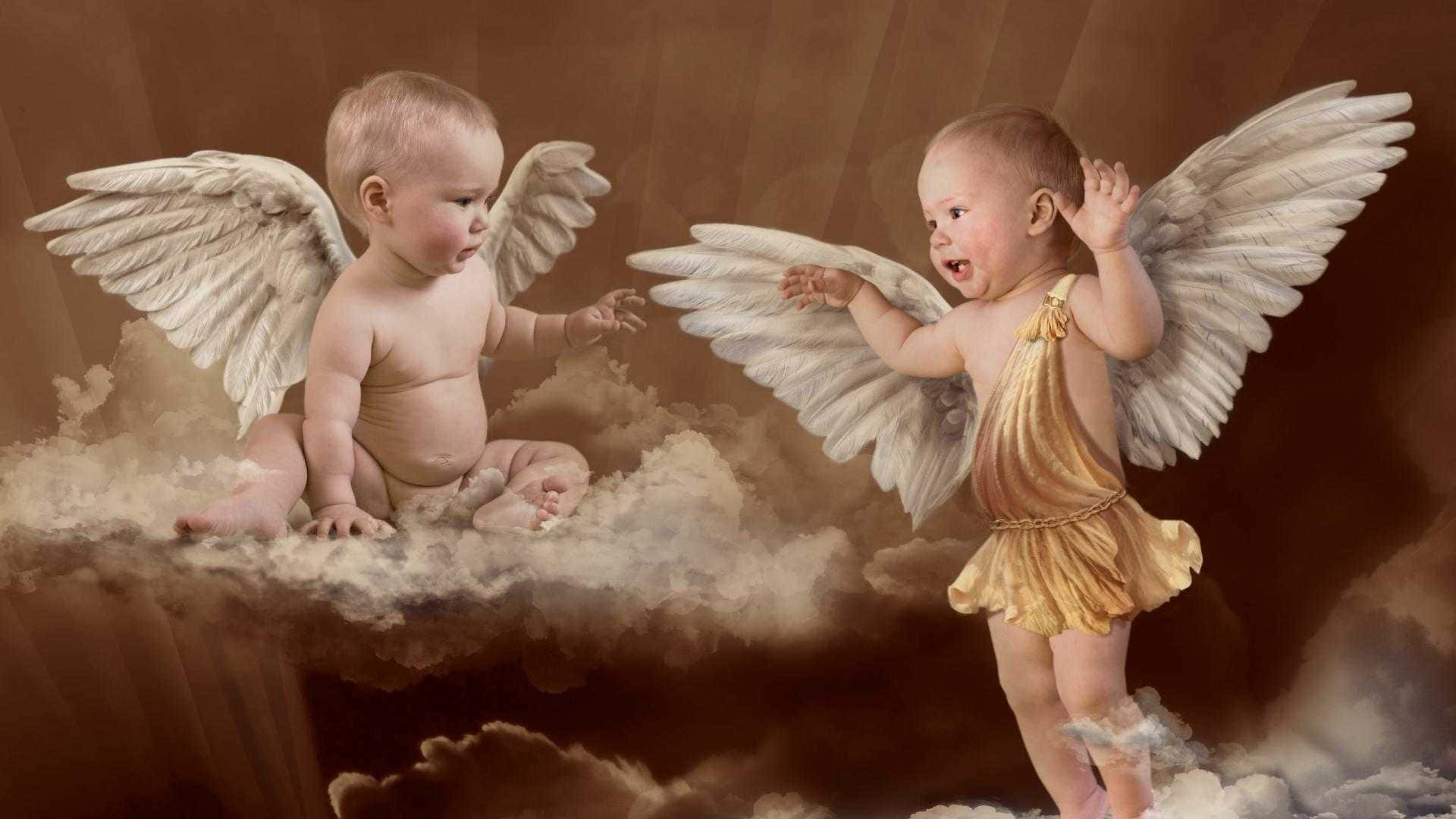 Cute Angels 桌布 壁紙 — 兩個有羽毛翅膀的嬰兒天使在溫暖的棕色天空下坐在和站在蓬鬆的雲朵上。