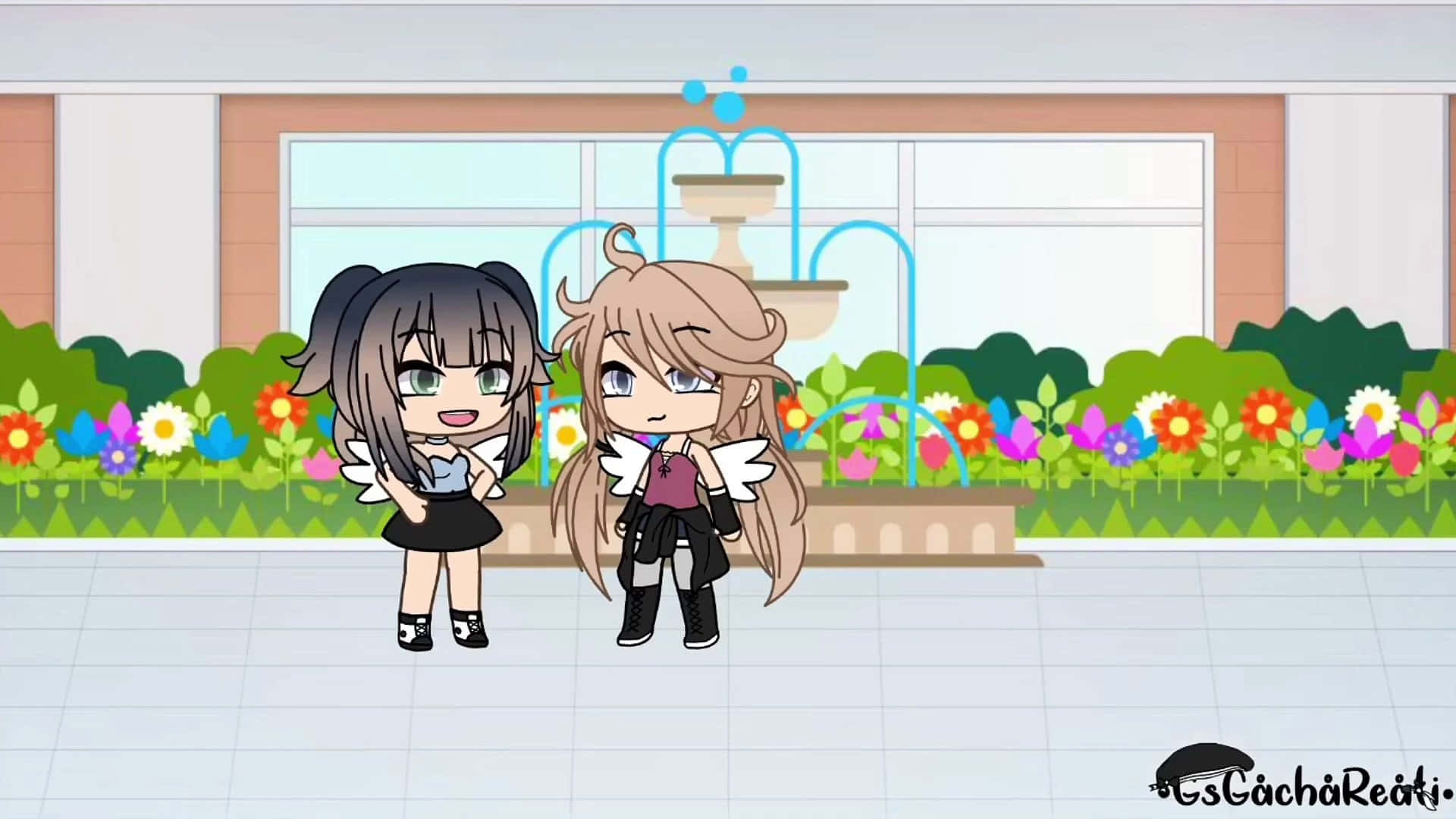 Gacha Life 桌布 壁紙 — 兩個有翅膀的Q版動漫女孩在色彩繽紛的花壇和噴泉前微笑站立。