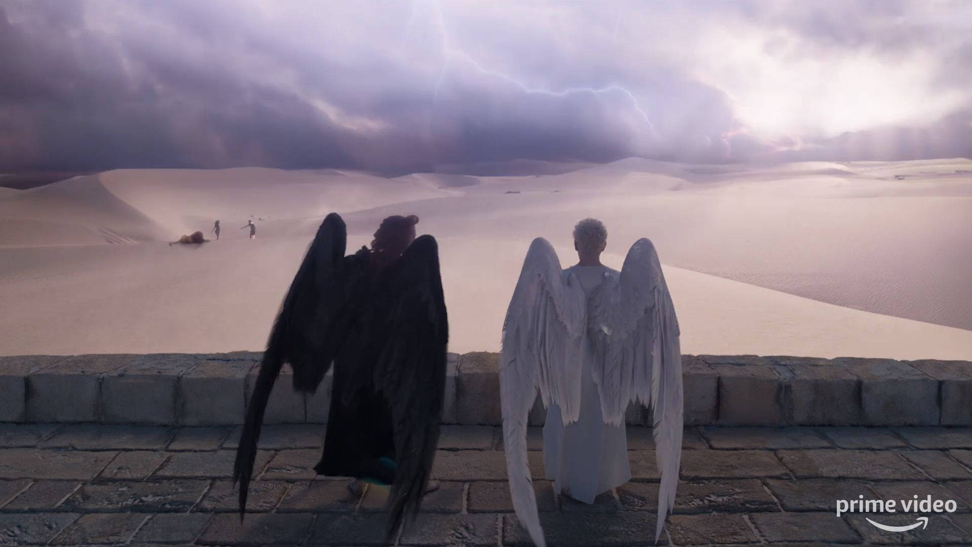 Good Omens 桌布 壁紙 — 兩個有翼的人物，一個黑暗一個光明，背靠背站在石牆上，俯瞰著廣闊的沙漠，天空風暴交加，閃電劃破天際。