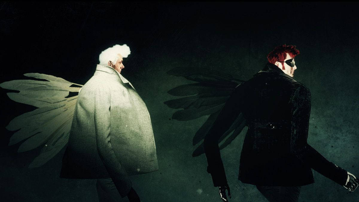Good Omens 桌布 壁紙 — 兩個有翼的人物穿著對比色的外套，在昏暗、充滿氣氛的場景中戲劇性地對視。
