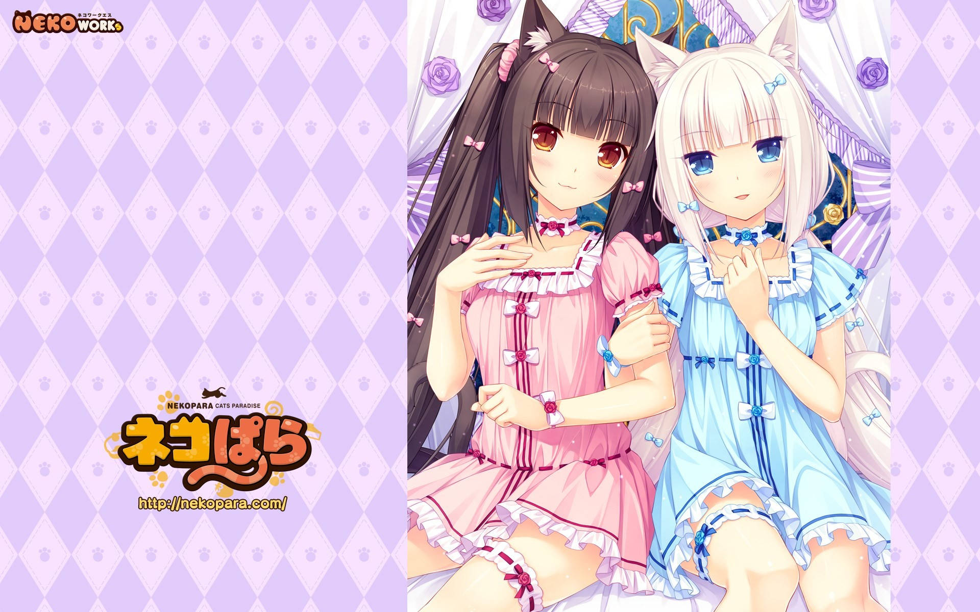 Nekopara 桌布 壁紙 — 兩個有貓耳、穿著荷葉邊裙的動漫女孩並排坐在紫色菱形圖案壁紙前。