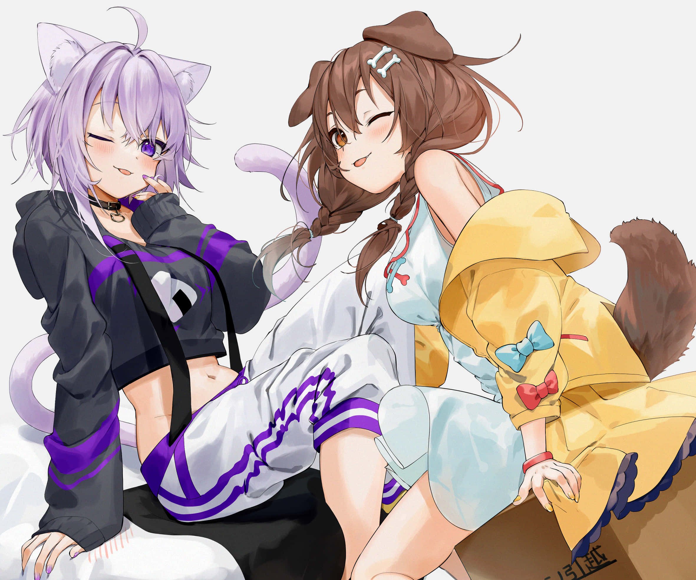 Inugami Korone 桌布 壁紙 — 兩個有貓耳和貓尾的動漫女孩在純色背景前緊靠在一起溫暖地微笑。
