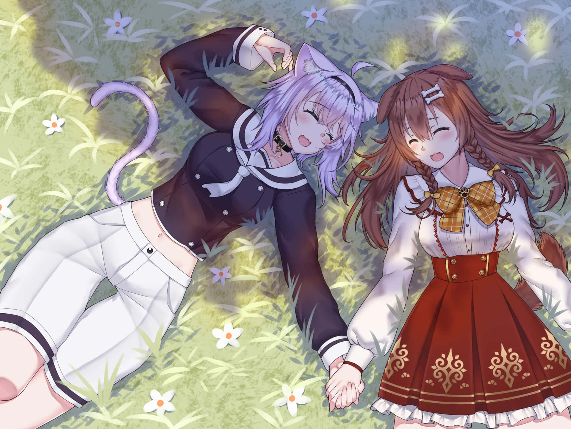 Inugami Korone 桌布 壁紙 — 兩個有貓耳和貓尾的動漫女孩在陽光照耀的草地和白色花朵的田野中手牽手躺著。