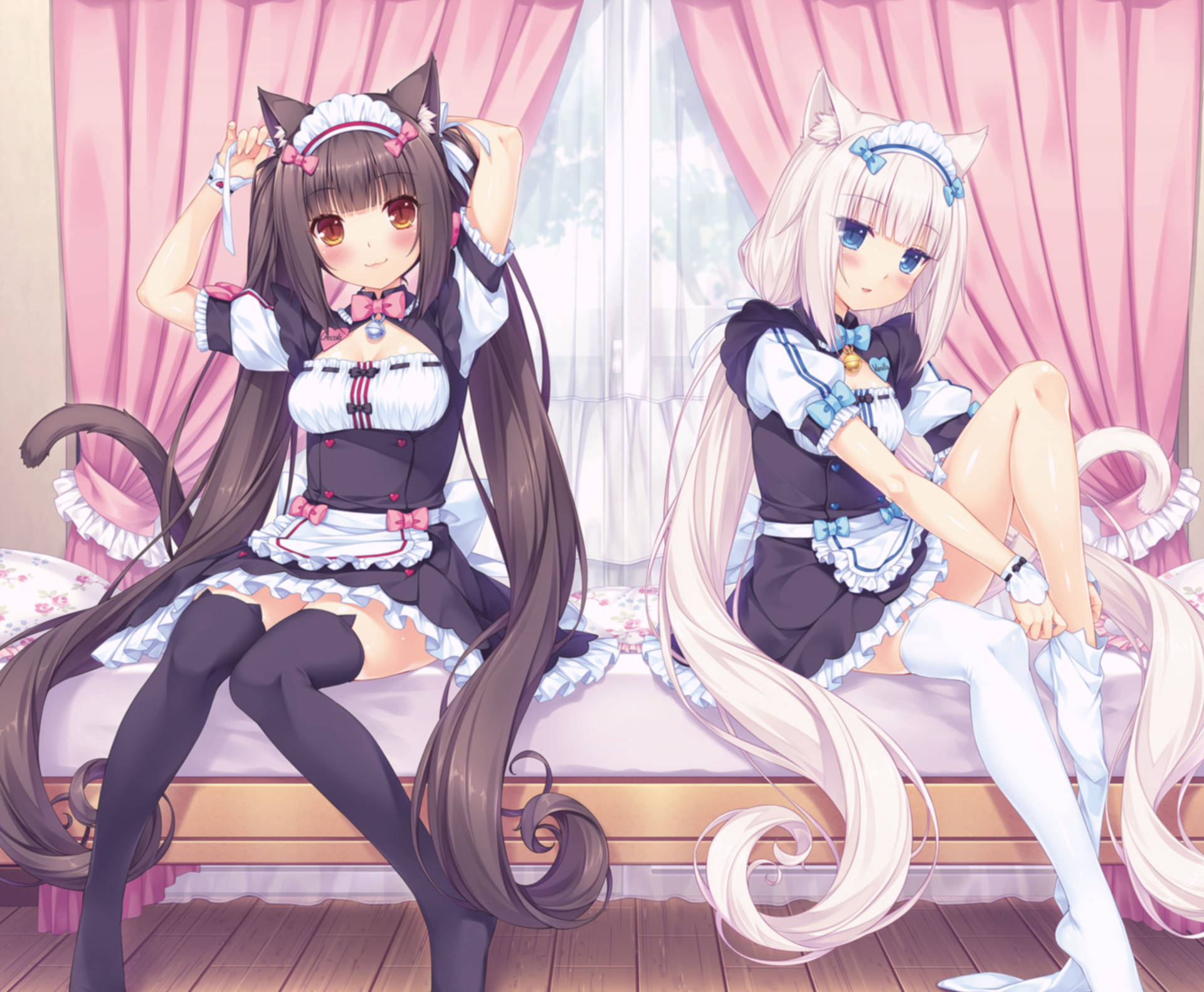Nekopara 桌布 壁紙 — 兩個有貓耳和貓尾的動漫女孩穿著女僕裝坐在床上，背景是粉紅色窗簾。