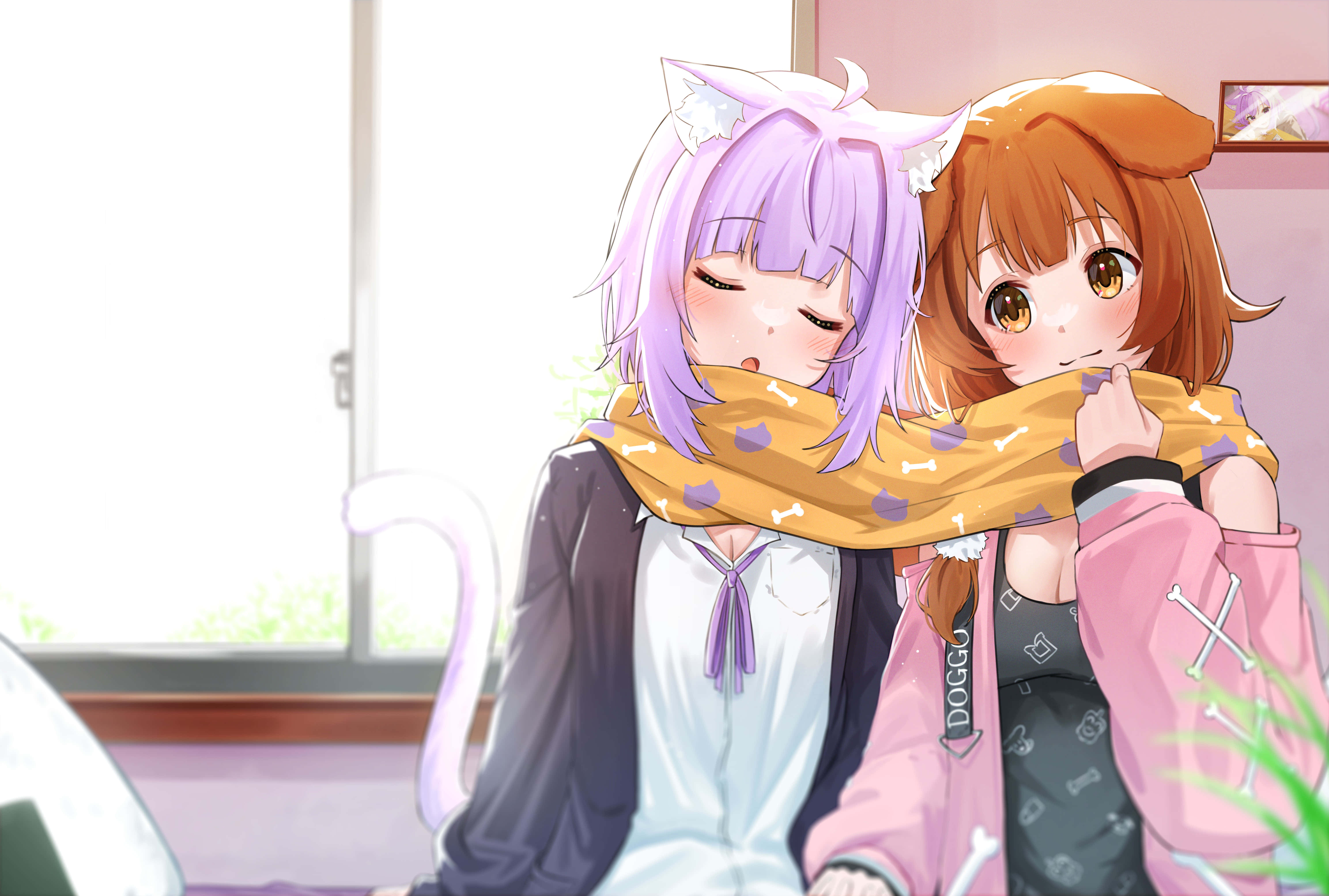 Inugami Korone 桌布 壁紙 — 兩個有貓耳的動漫女孩在室內近明亮窗邊分享一條舒適的黃色圍巾。