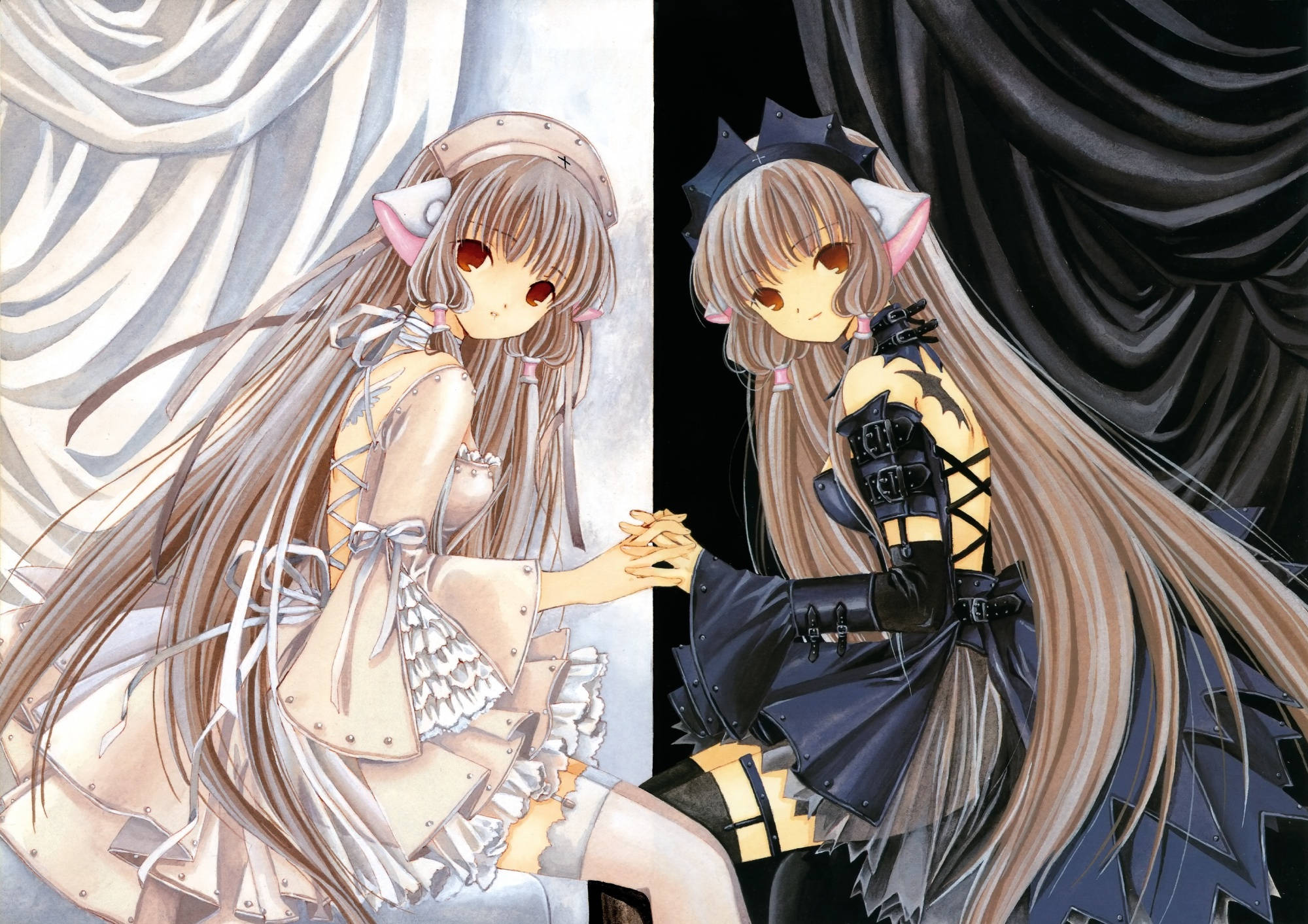 Chobits 桌布 壁紙 — 兩個有貓耳的動漫女孩在白色和黑色窗簾分開的背景前牽手。