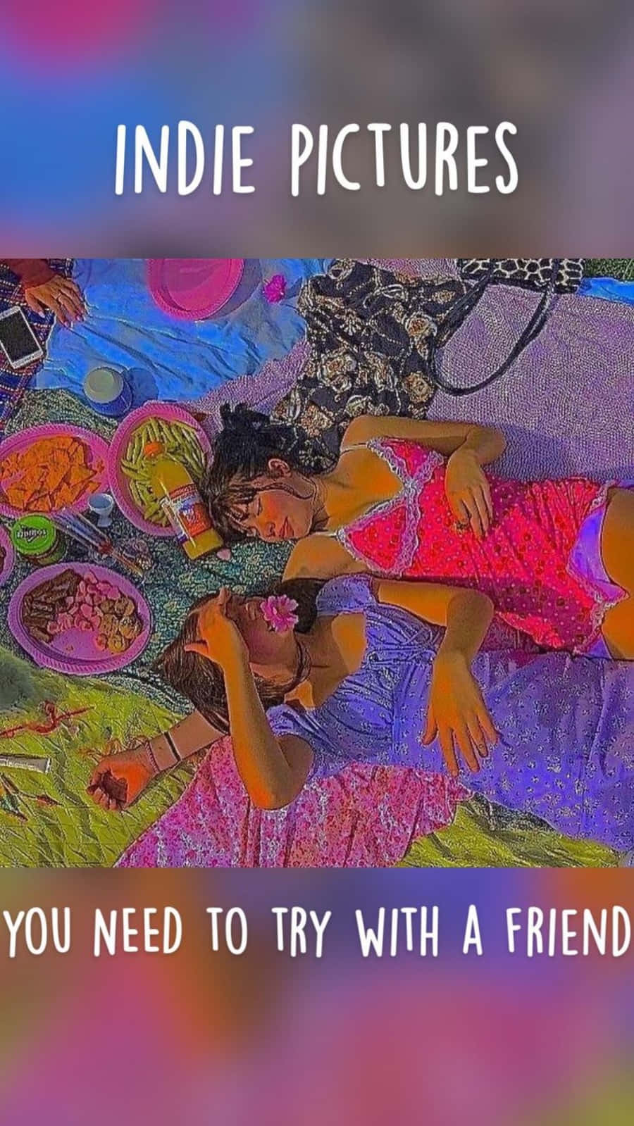 獨立 桌布 壁紙 — 兩個朋友在色彩繽紛的野餐墊上小睡，周圍是食物和圖案紡織品，天空充滿活力。