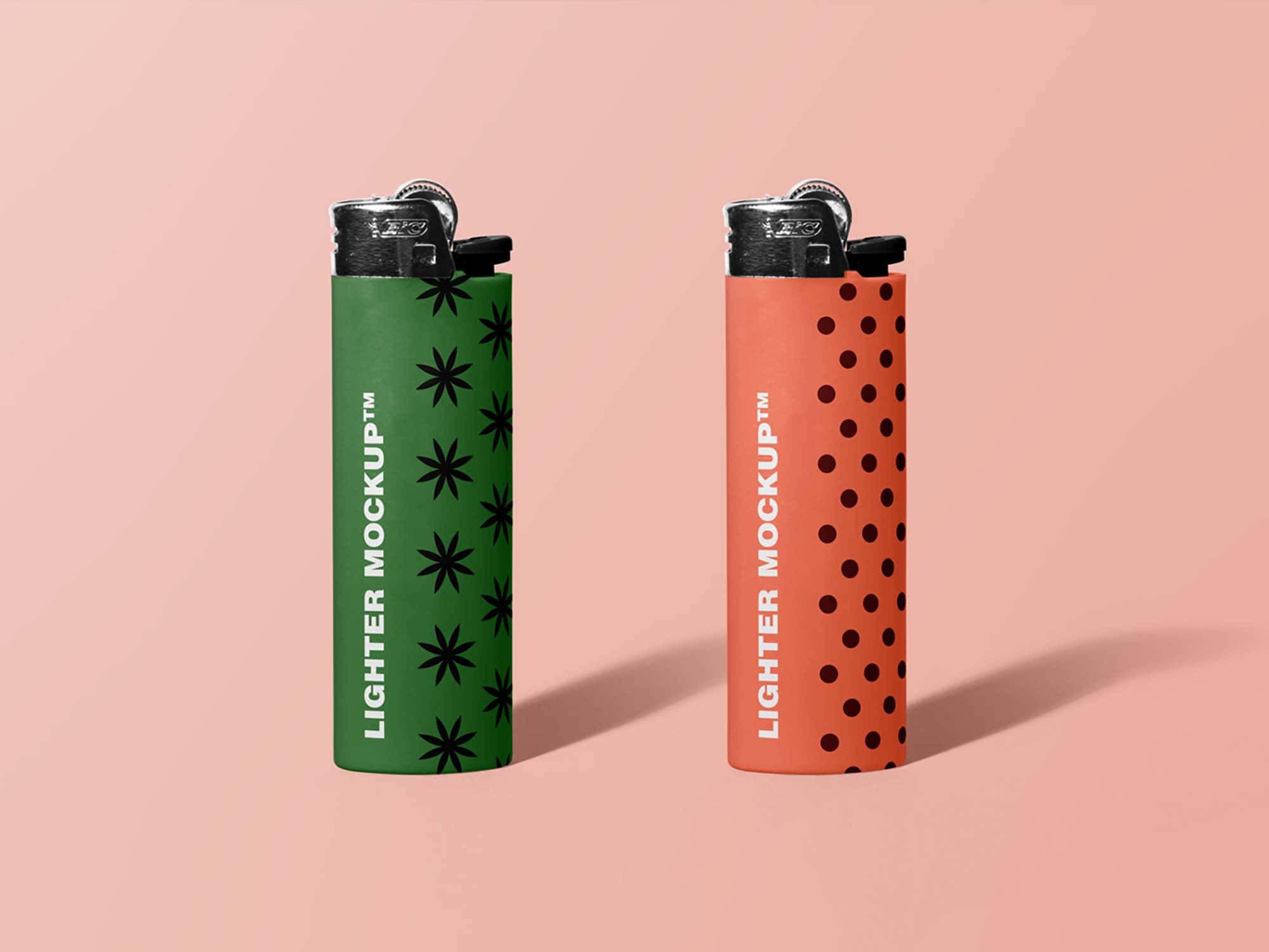 lighter 桌布 壁紙 — 兩個極簡風打火機，一個綠色帶黑色星星圖案，一個橙色帶黑色圓點，並排放在柔和的粉紅色背景上。