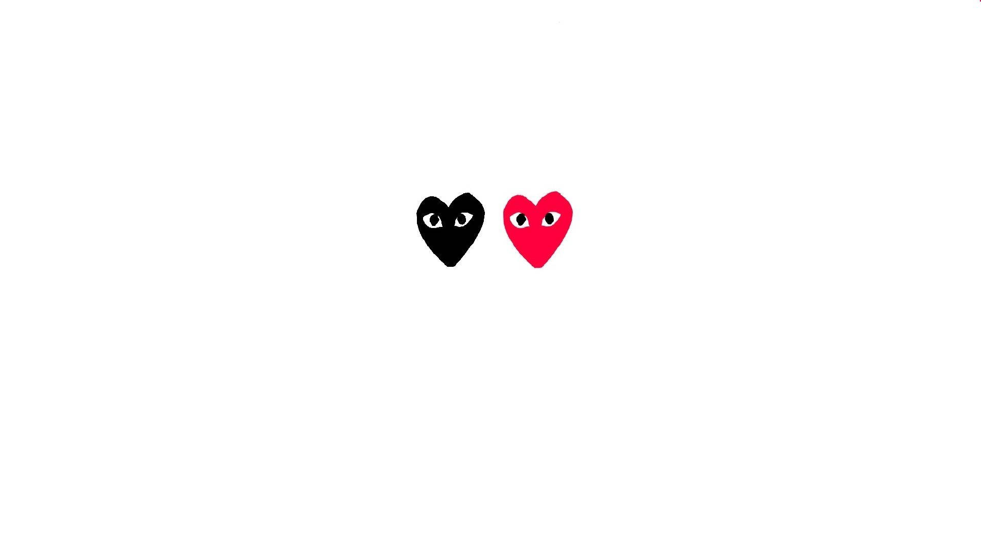 cdg 桌布 壁紙 — 兩個極簡風格的心形，一個黑色一個紅色，帶有卡通眼睛，在純白背景上面對面。